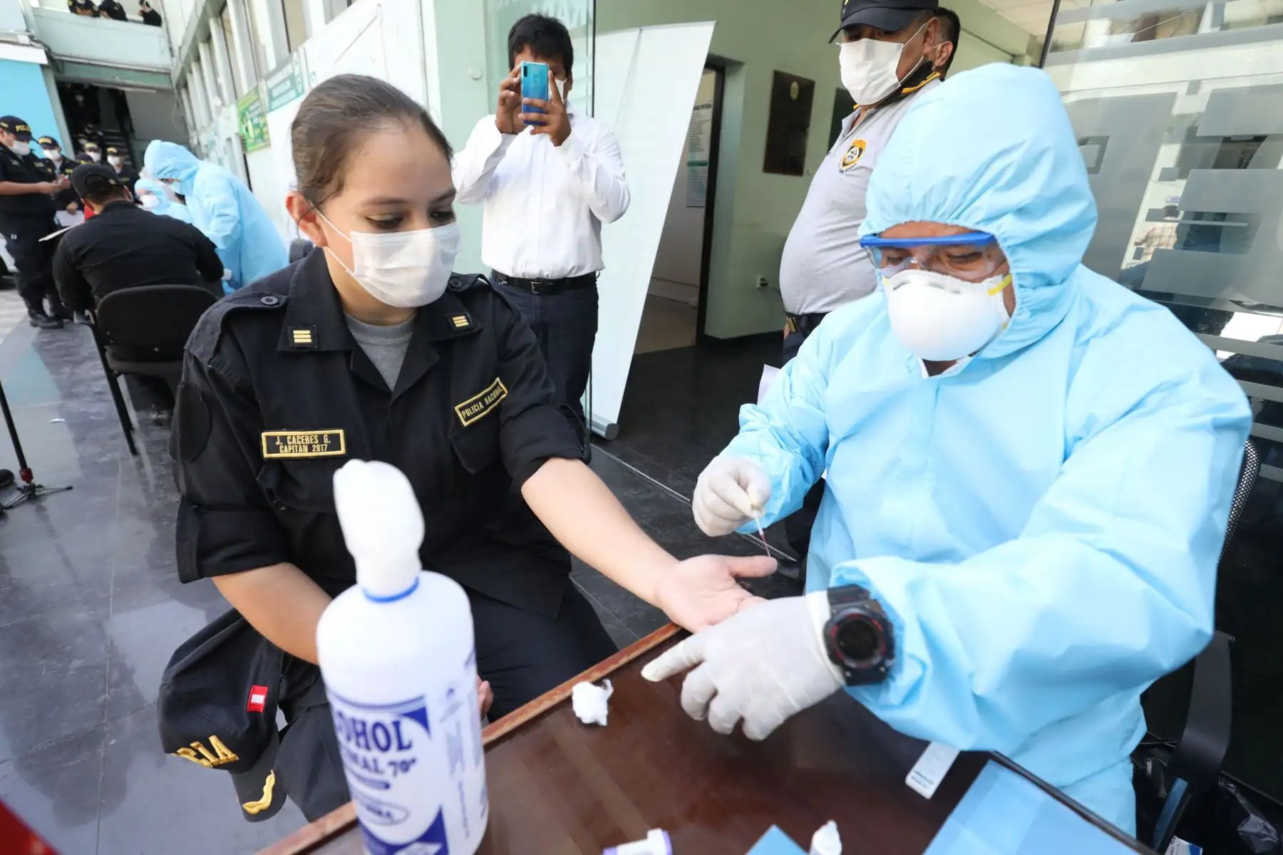EsSalud destinará más de S/ 28 millones en el pago de un bono económico al personal médico y asistencial que combate al Covid-19 en los hospitales del Seguro Social en todo el país.
Foto: EsSalud