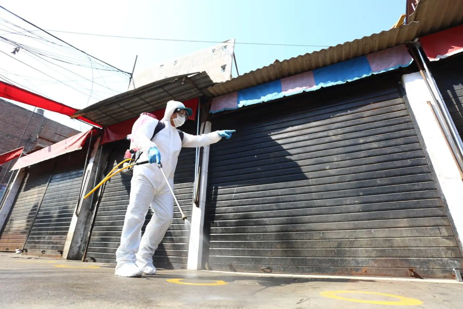 A través del Senasa realiza la desinfección en el mercado de Caquetá y zonas periféricas, como parte de la intervención del Minagri en el marco de la campaña "Te cuido Perú". Foto: ANDINA/@minagriperu