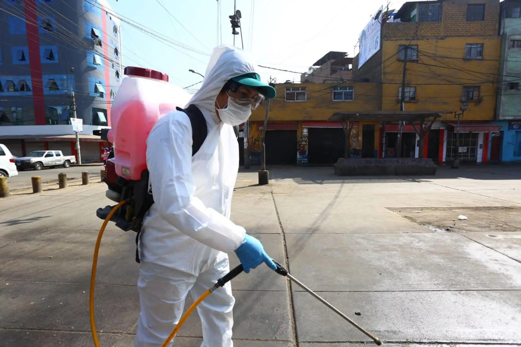A través del Senasa realiza la desinfección en el mercado de Caquetá y zonas periféricas, como parte de la intervención del Minagri en el marco de la campaña "Te cuido Perú". Foto: ANDINA/@minagriperu