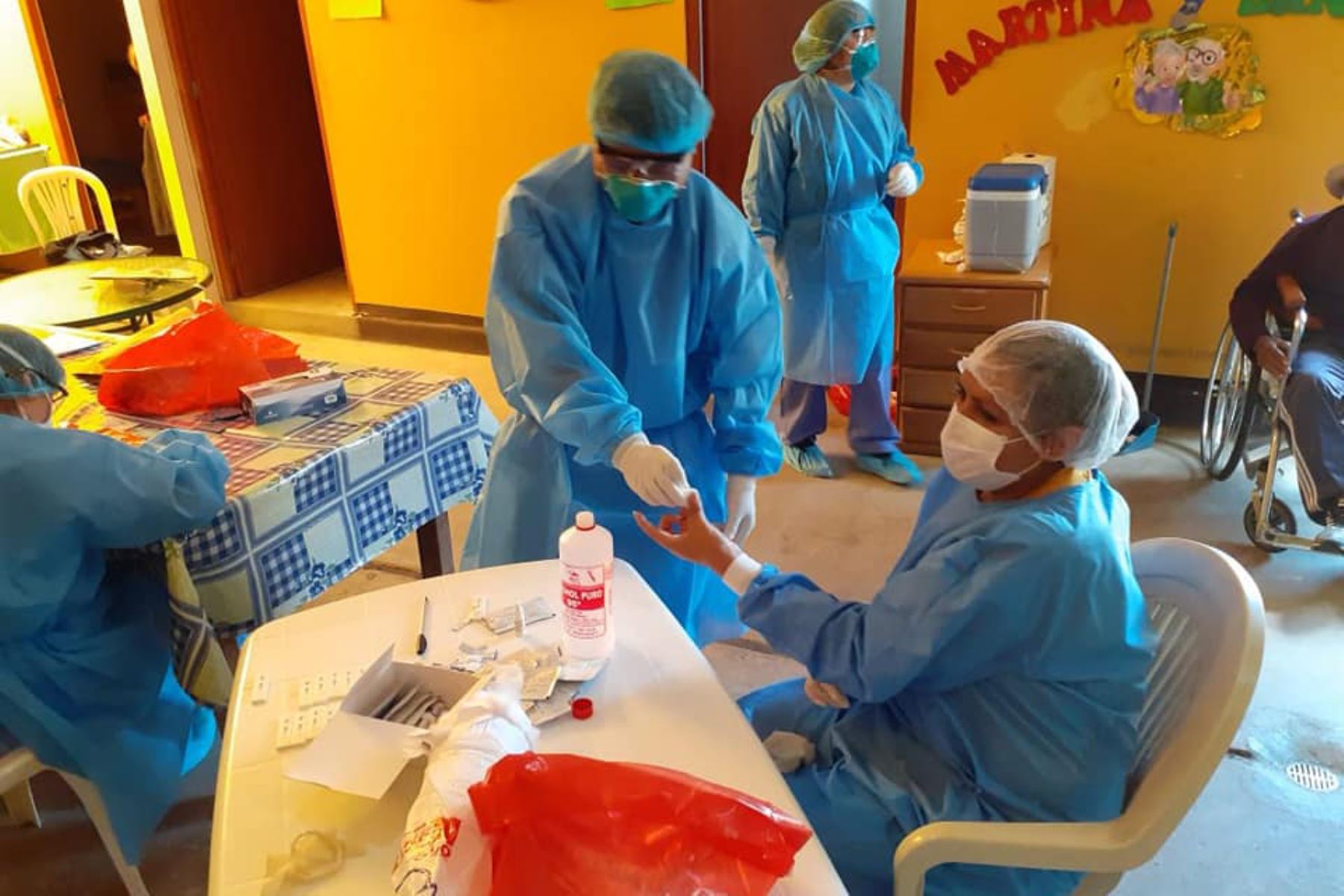 Pruebas rápidas fueron aplicadas a los ancianos del asilo Mosquera Páucar de Huaraz (Áncash) para descartar el coronavirus. Foto: ANDINA/Difusión