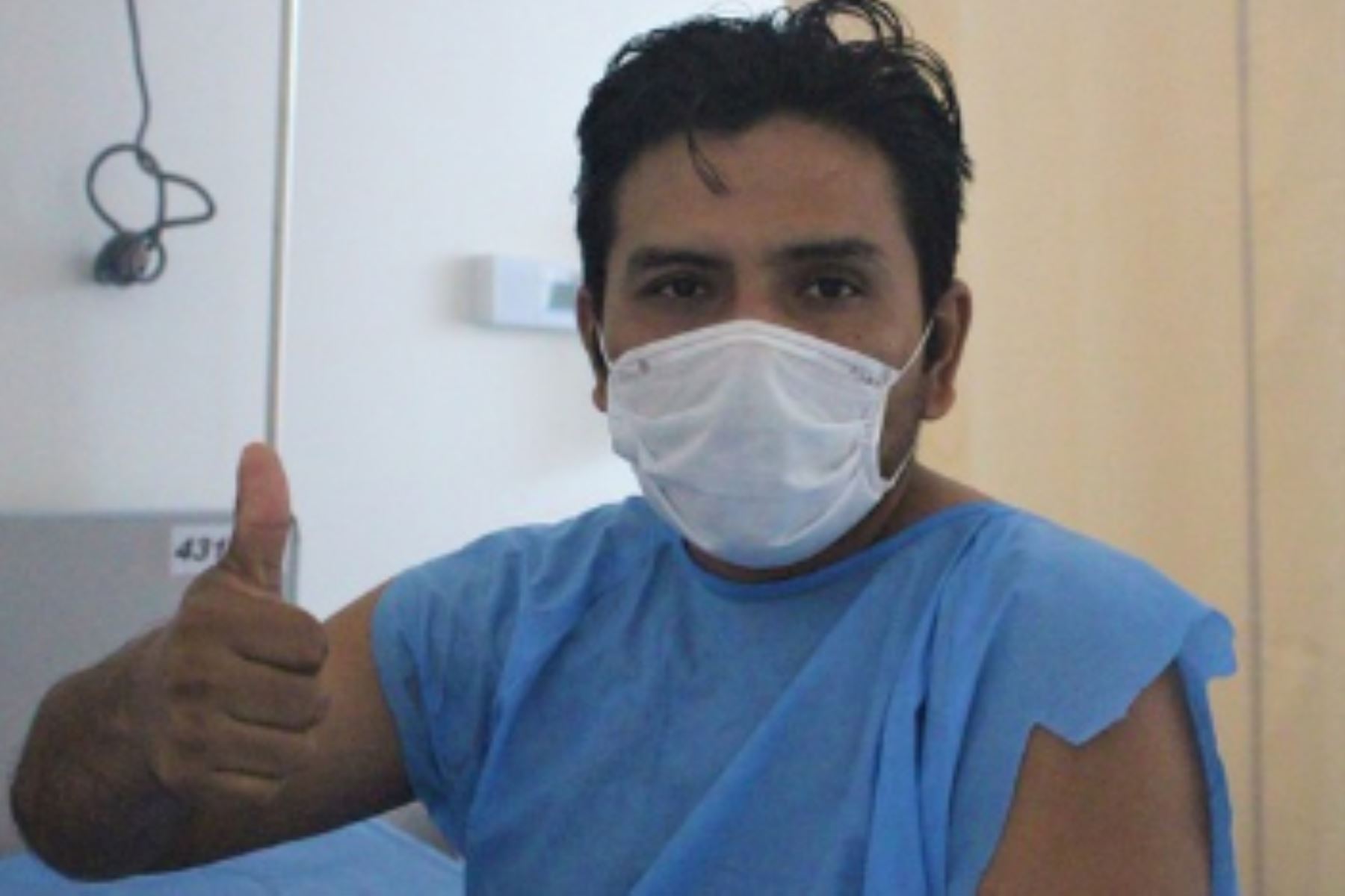Bombero fue dado de alta del Hospital Emergencia Ate Vitarte tras permanecer internado una semana por covid-19.