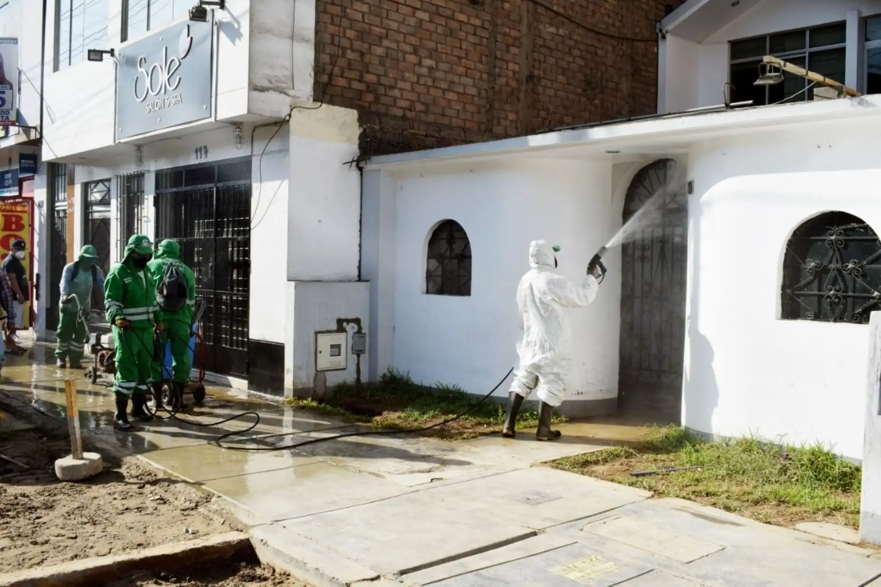 La Municipalidad de San Juan de Lurigancho, a través de la Gerencia de Desarrollo Ambiental, intensifica los trabajos de limpieza y desinfección en calles y urbanizaciones del distrito para así  contrarrestar el avance del Coronavirus. Foto: ANDINA/Municipalidad de San Juan de Lurigancho