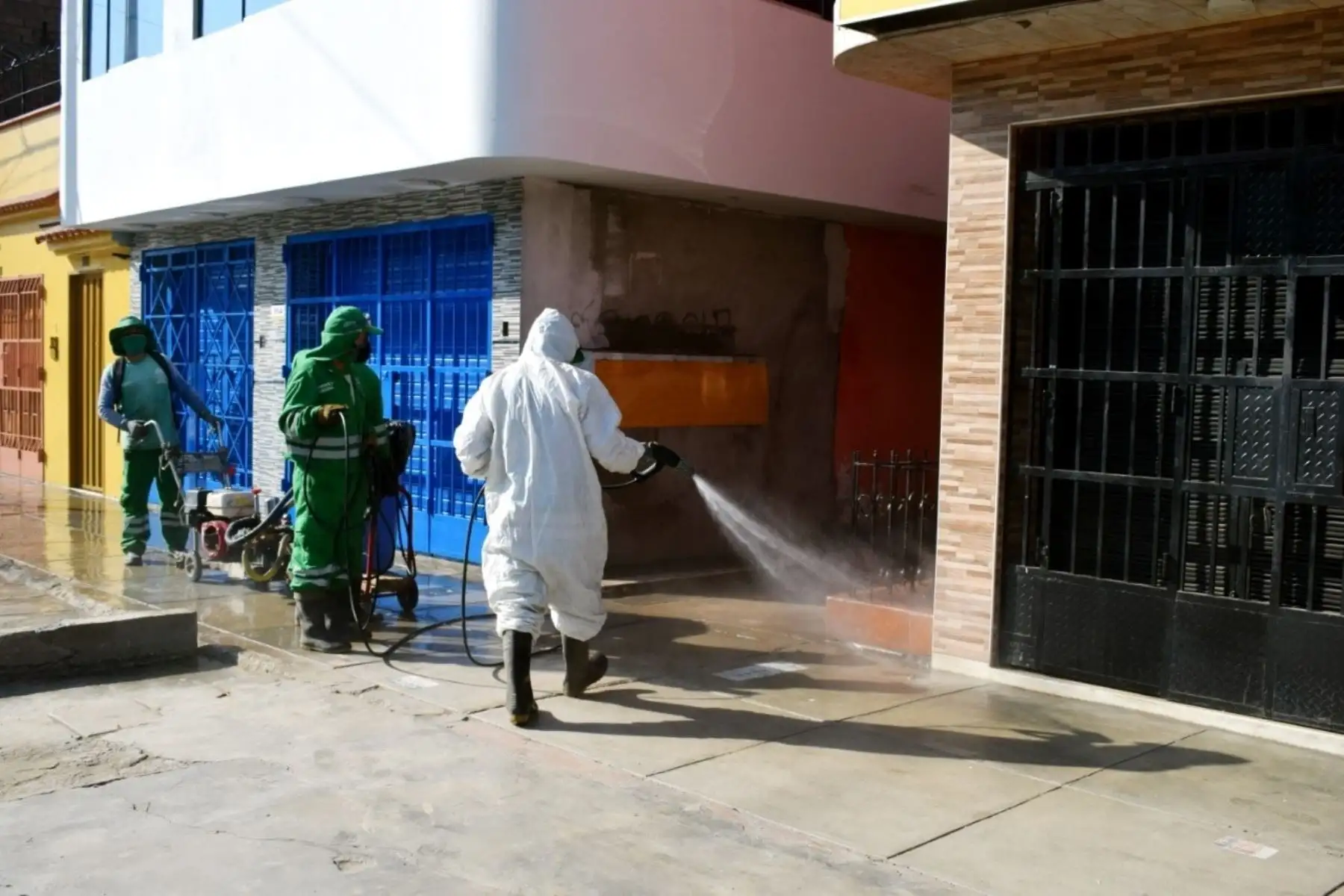 La Municipalidad de San Juan de Lurigancho, a través de la Gerencia de Desarrollo Ambiental, intensifica los trabajos de limpieza y desinfección en calles y urbanizaciones del distrito para así  contrarrestar el avance del Coronavirus. Foto: ANDINA/Municipalidad de San Juan de Lurigancho