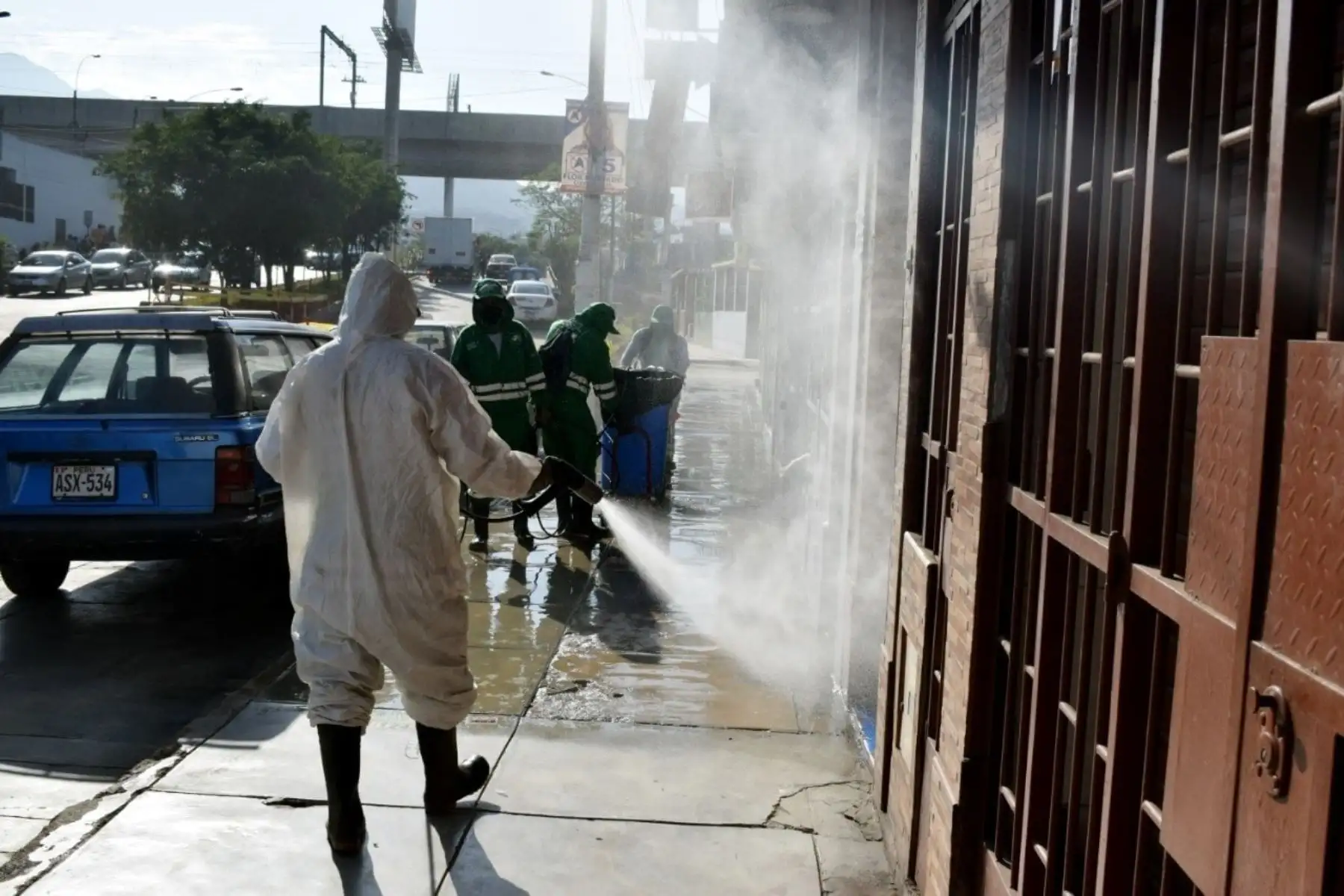 La Municipalidad de San Juan de Lurigancho, a través de la Gerencia de Desarrollo Ambiental, intensifica los trabajos de limpieza y desinfección en calles y urbanizaciones del distrito para así  contrarrestar el avance del Coronavirus. Foto: ANDINA/Municipalidad de San Juan de Lurigancho