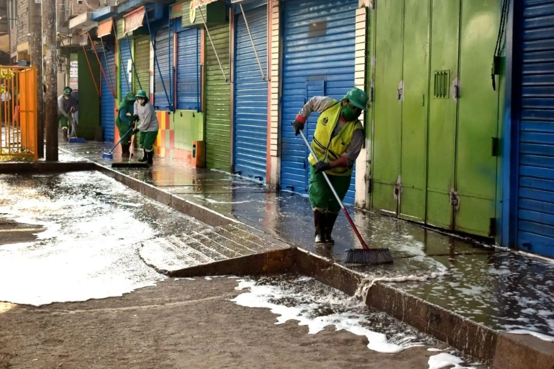 La Municipalidad de San Juan de Lurigancho, a través de la Gerencia de Desarrollo Ambiental, intensifica los trabajos de limpieza y desinfección en calles y urbanizaciones del distrito para así  contrarrestar el avance del Coronavirus. Foto: ANDINA/Municipalidad de San Juan de Lurigancho
