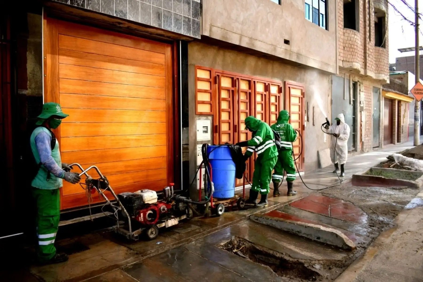 La Municipalidad de San Juan de Lurigancho, a través de la Gerencia de Desarrollo Ambiental, intensifica los trabajos de limpieza y desinfección en calles y urbanizaciones del distrito para así  contrarrestar el avance del Coronavirus. Foto: ANDINA/Municipalidad de San Juan de Lurigancho