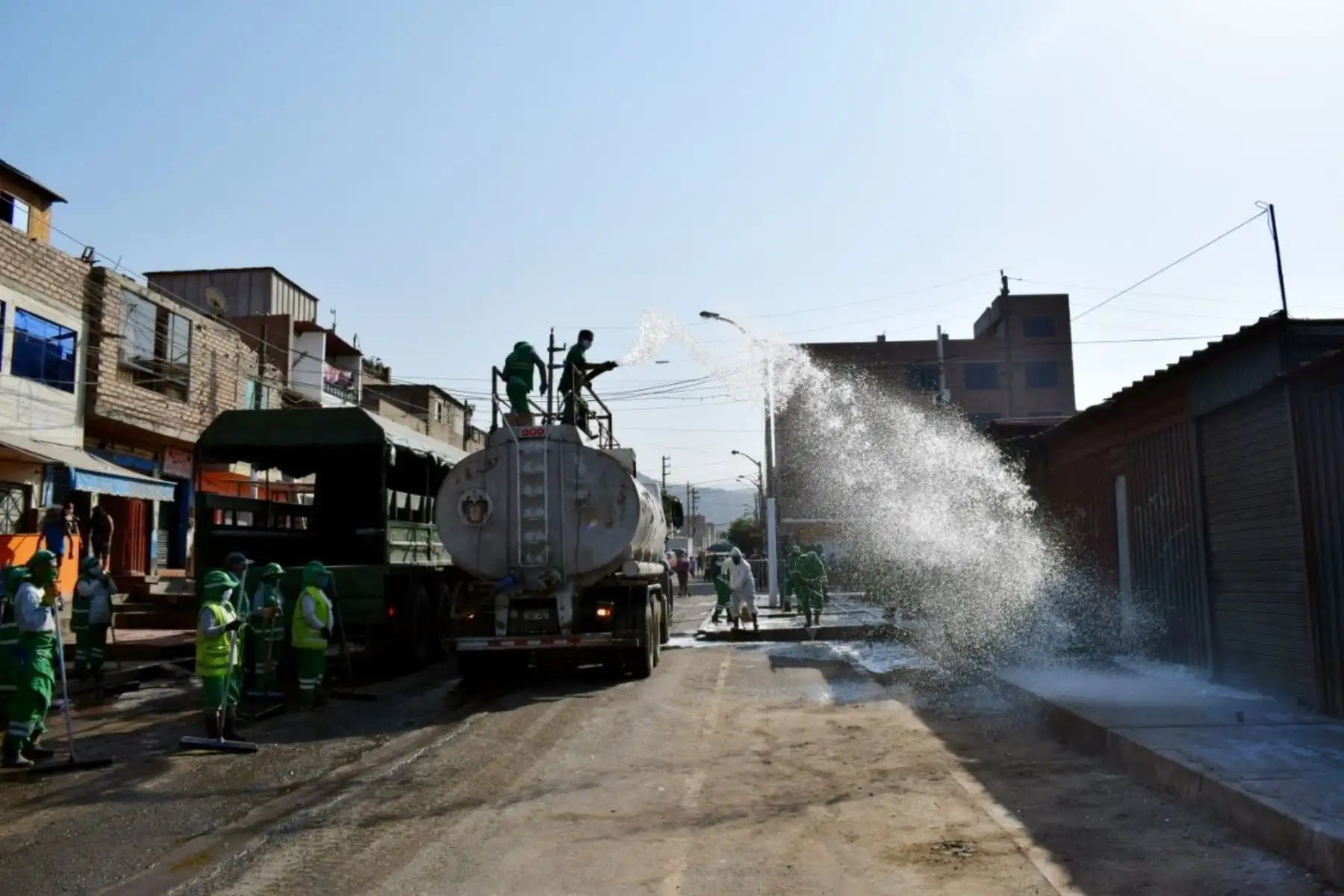 La Municipalidad de San Juan de Lurigancho, a través de la Gerencia de Desarrollo Ambiental, intensifica los trabajos de limpieza y desinfección en calles y urbanizaciones del distrito para así  contrarrestar el avance del Coronavirus. Foto: ANDINA/Municipalidad de San Juan de Lurigancho