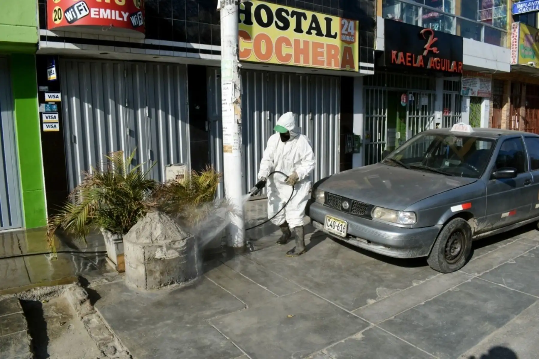 La Municipalidad de San Juan de Lurigancho, a través de la Gerencia de Desarrollo Ambiental, intensifica los trabajos de limpieza y desinfección en calles y urbanizaciones del distrito para así  contrarrestar el avance del Coronavirus. Foto: ANDINA/Municipalidad de San Juan de Lurigancho