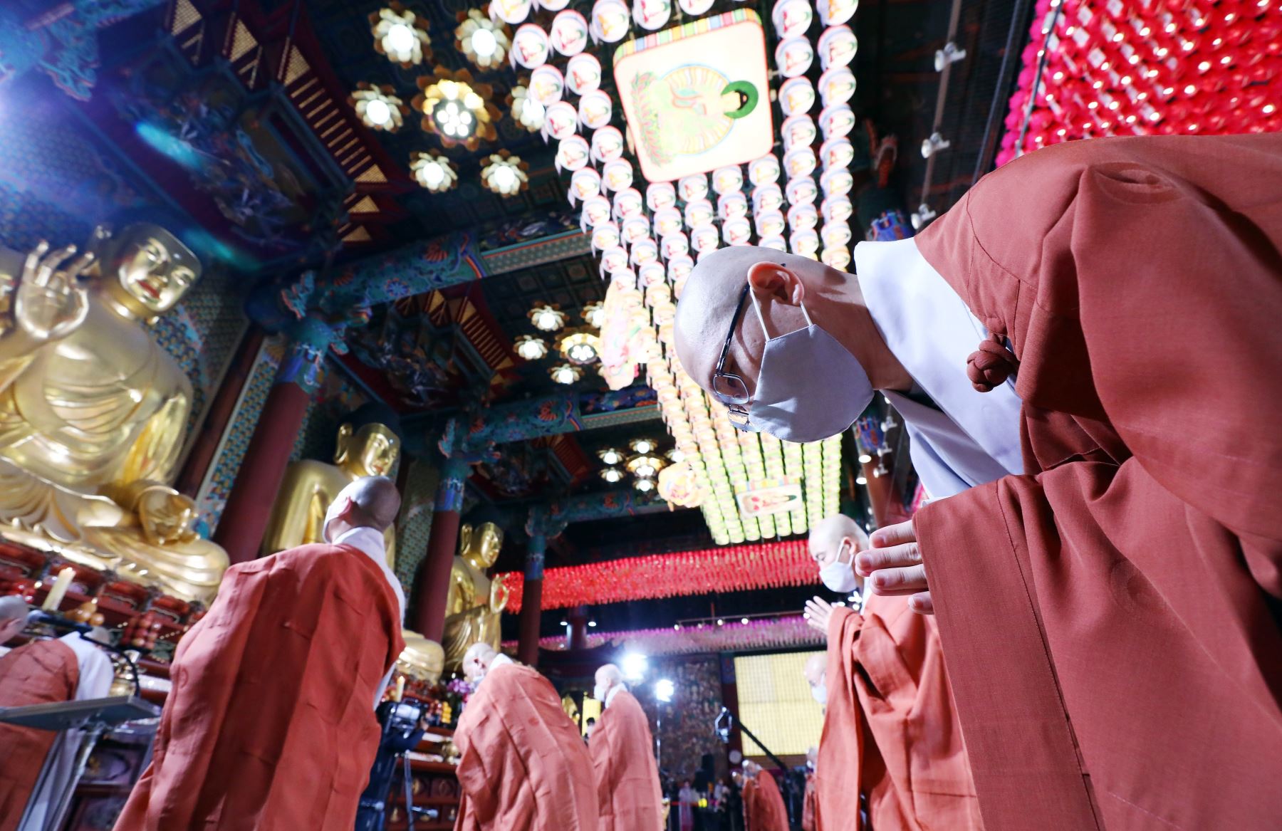 Los monjes budistas con máscaras protectoras participan en un ritual para celebrar el cumpleaños de Buda, en el Templo Joggye en el centro de Seúl, Corea del Sur. Foto: EFE
