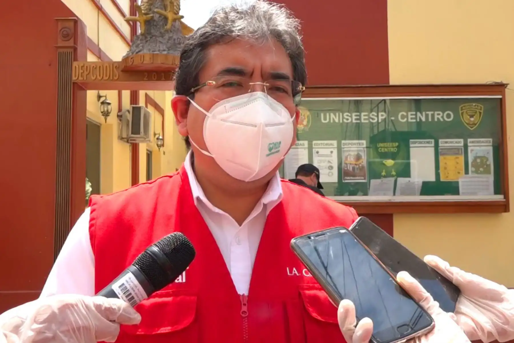 El contralor Nelson Shack realiza visita de control a comisarías en el marco del Megaoperativo de Emergencia Sanitaria por COVID-19.
Foto: Contraloría