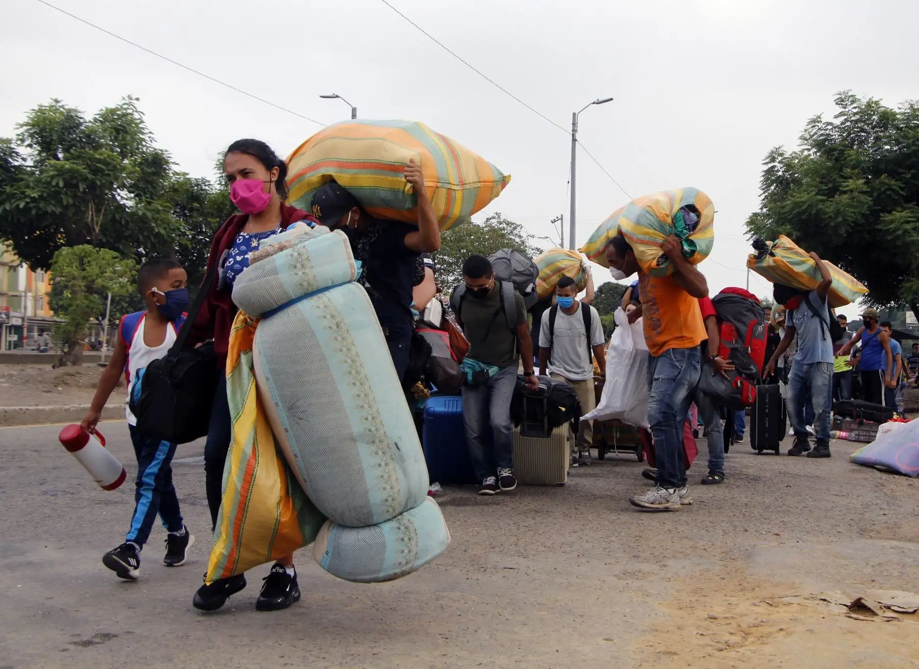 Ciudadanos venezolanos llevan sus pertenencias de regreso a su país, este jueves en Cúcuta (Colombia). Foto: EFE