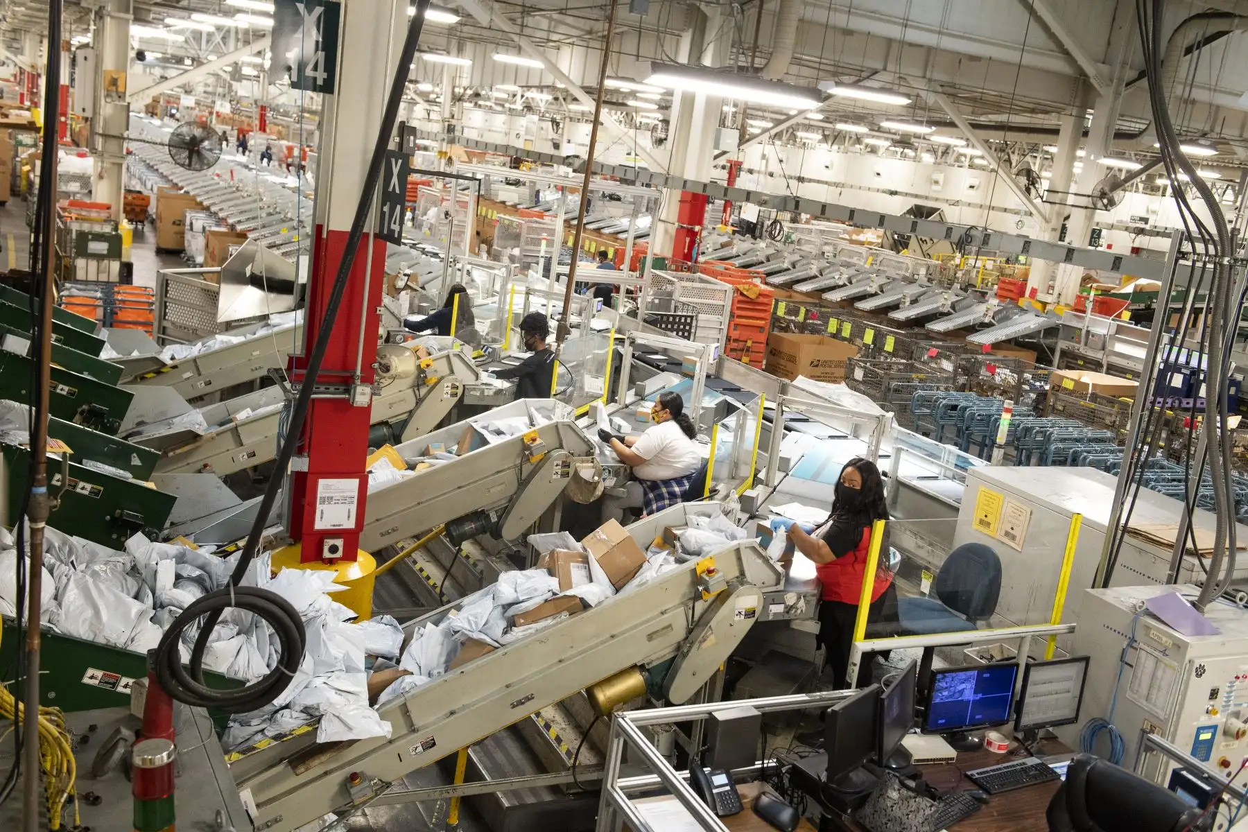 Los trabajadores de los 2,174 empleados de la planta del Servicio Postal de los Estados Unidos de Los Ángeles (USPS) trabajan en medio de la pandemia de Covid 19 el 29 de abril de 2020 en Los Ángeles, California. Foto: AFP