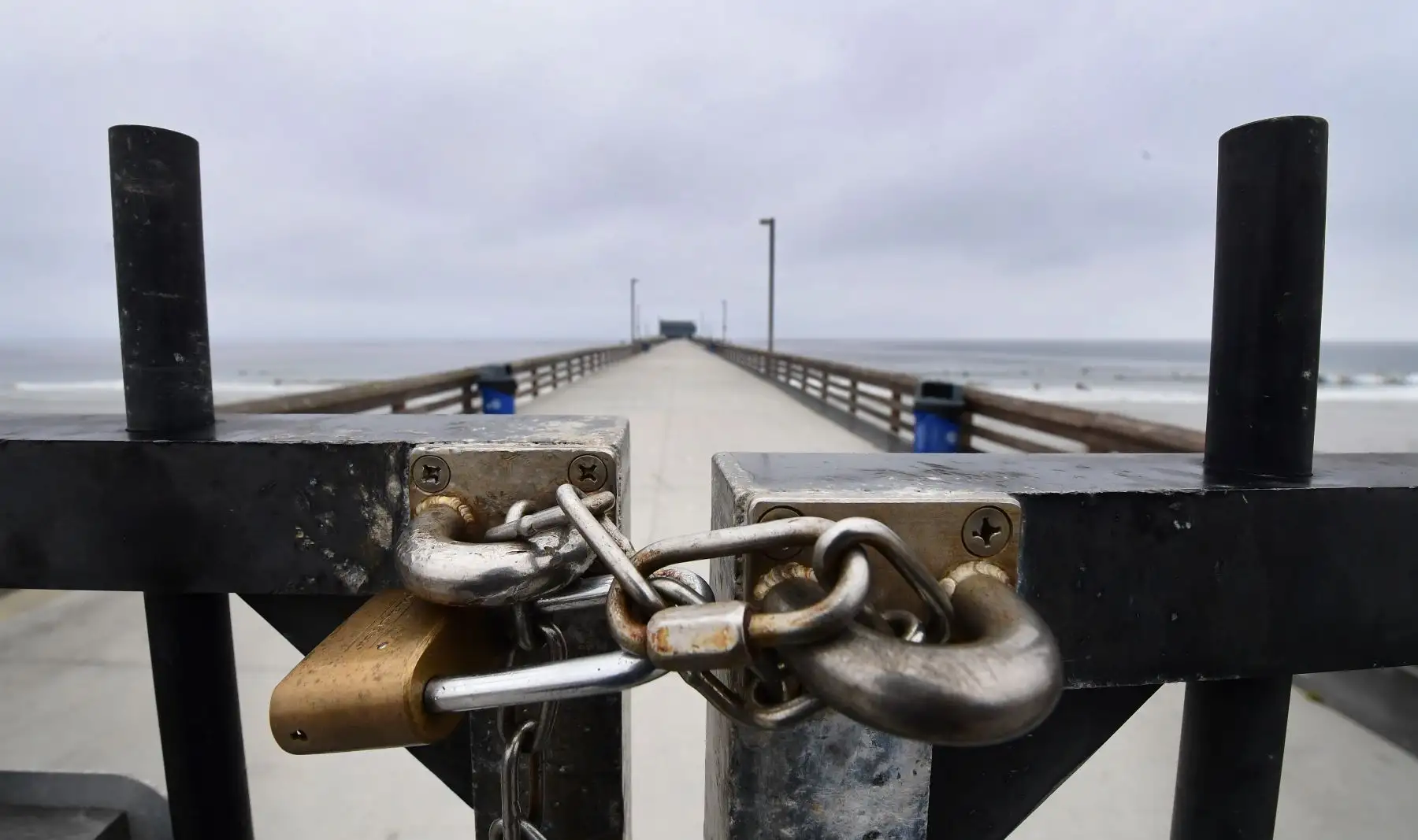El muelle luce bloqueado y cerrado como lo ha hecho desde mediados de marzo en Newport Beach, California, a causa de la pandemia de coronavirus. Foto: AFP