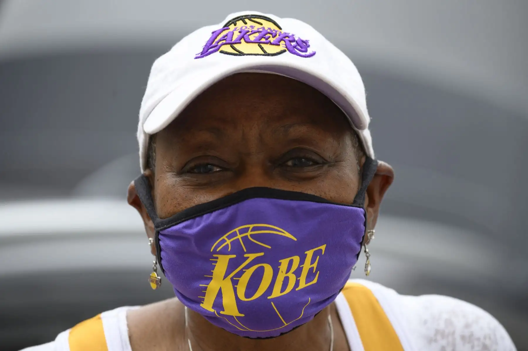 Carrie Harris Allen vende máscaras faciales, incluido el estilo "Kobe Bryant" que lleva puesto, en el centro de Los Ángeles, California. Foto: AFP