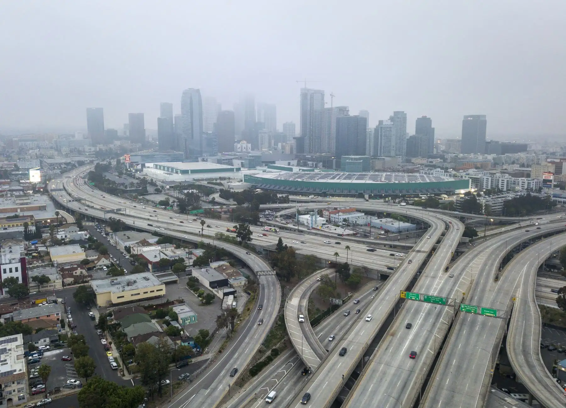 Una vista aérea muestra el centro de Los Ángeles, California y la autopista 110 el 30 de abril de 2020, en medio de la nueva pandemia de coronavirus. Foto: AFP
