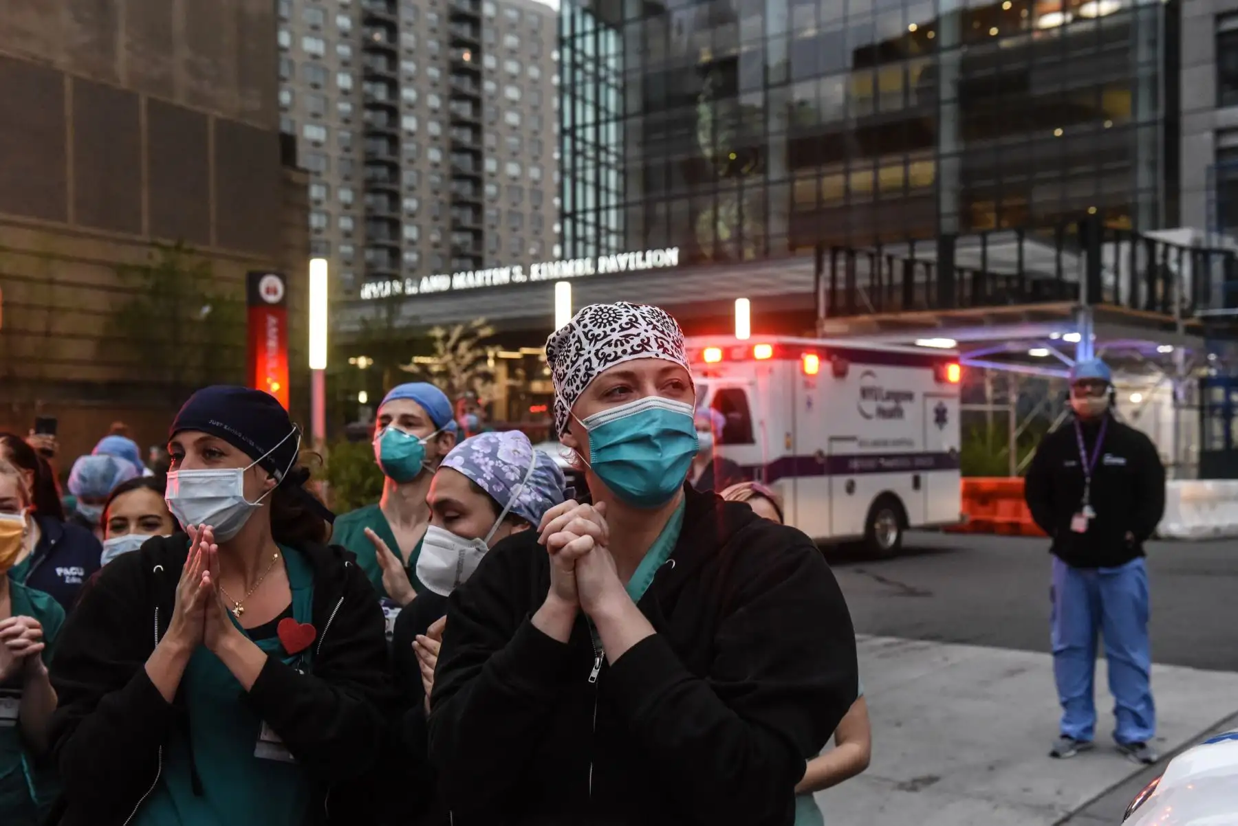 Las enfermeras reaccionan cuando los miembros de la comunidad los aplauden el 30 de abril de 2020 en el NYU Langone Hospital en la ciudad de Nueva York. Foto: AFP