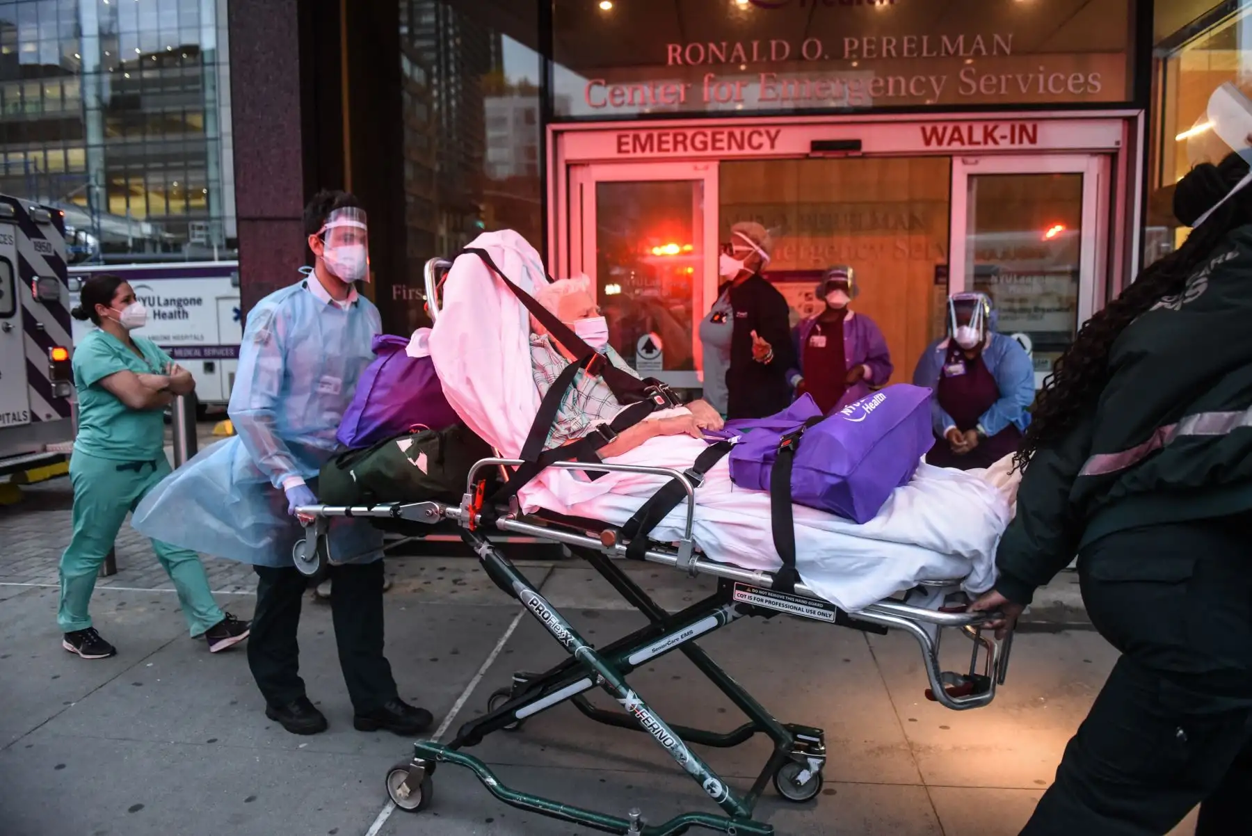 Un hombre mayor es llevado hacia una ambulancia el 30 de abril de 2020 en el Hospital NYU Langone en la ciudad de Nueva York. Foto: AFP