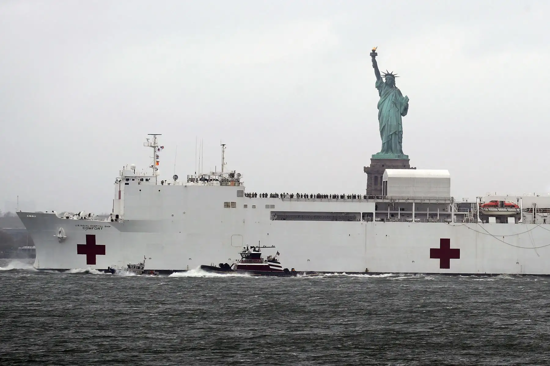 El buque hospital USNS Comfort sale del puerto frente a la Estatua de la Libertad y regresa a la Estación Naval Norfolk en Virginia. Foto: AFP