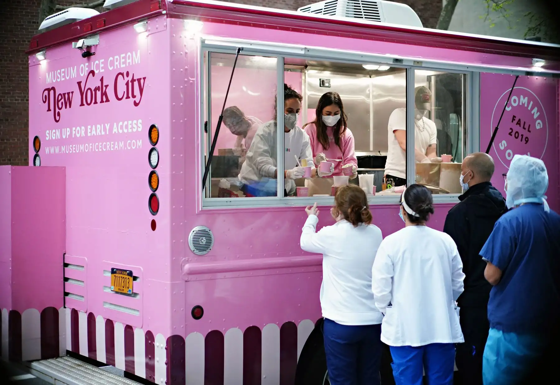 El Museo del Helado de New York sirve helados a trabajadores esenciales y de primera línea fuera del Hospital Lenox Hill durante la pandemia de coronavirus. Foto: AFP