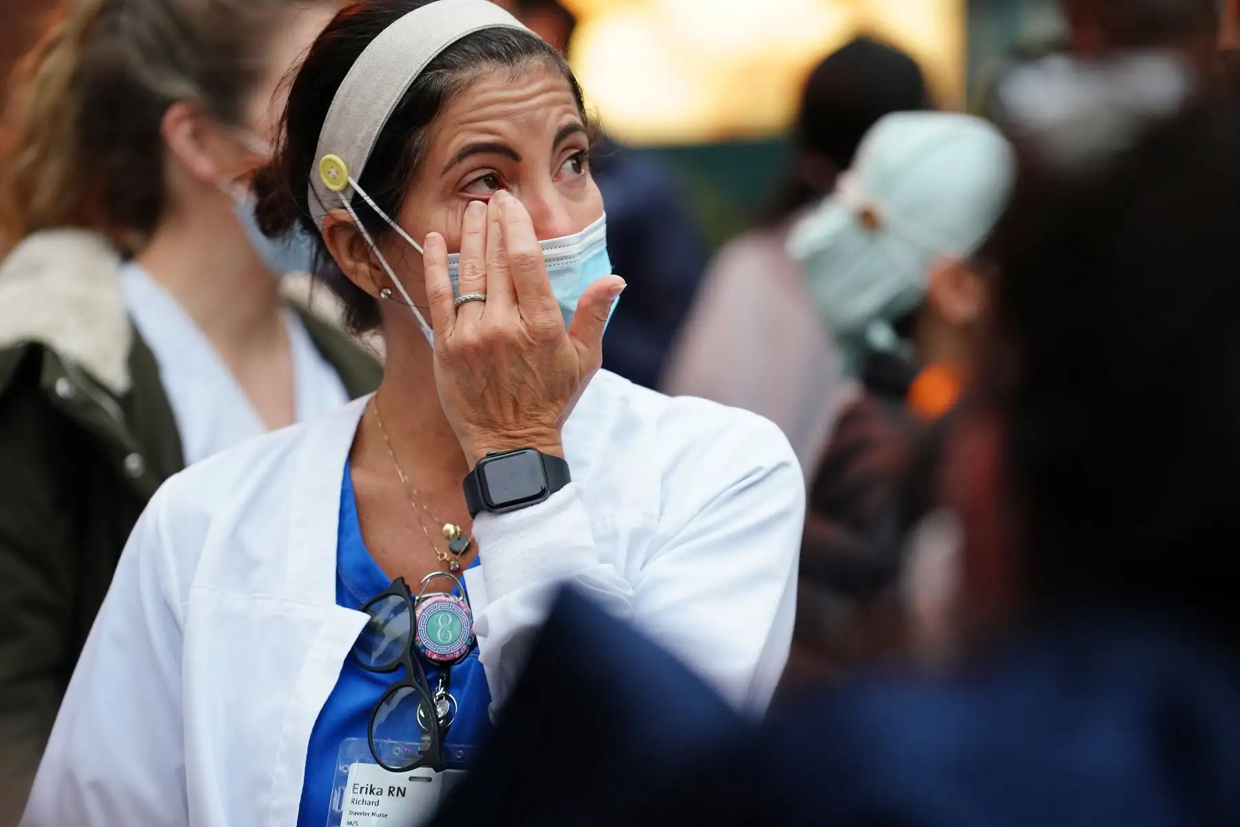 Un trabajador médico del Hospital Lenox Hill se limpia una lágrima mientras la gente muestra gratitud como parte de una campaña de apoyo hacia el personal de salud durante la pandemia de coronavirus en la ciudad de Nueva York. Foto: AFP