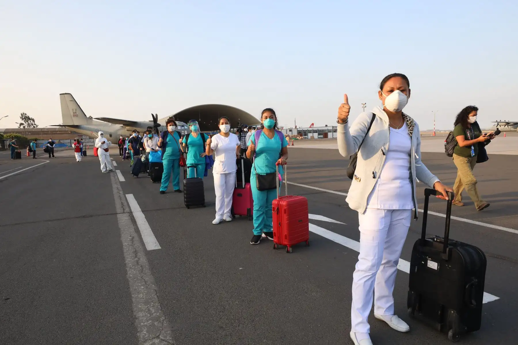 Presidenta de EsSalud Fiorella Molinelli,
supervisó el embarque de una delegación médica conformada por 51 personas que partió rumbo a Loreto para laborar en el Primer Hospital Itinerante, contra el Coranavirus.Foto:ANDINA/Essalud