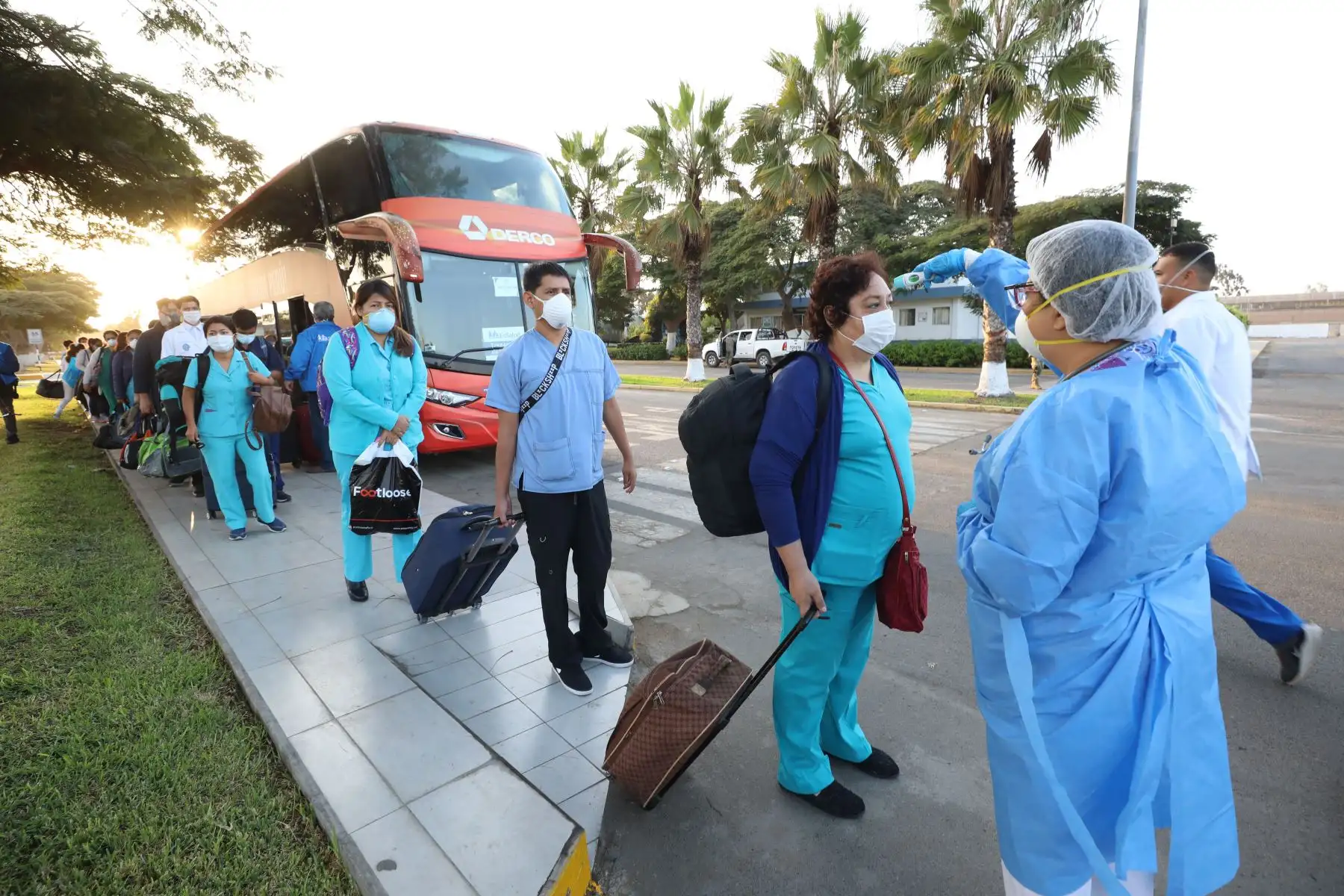 Presidenta de EsSalud Fiorella Molinelli,
supervisó el embarque de una delegación médica conformada por 51 personas que partió rumbo a Loreto para laborar en el Primer Hospital Itinerante, contra el Coranavirus.Foto:ANDINA/Essalud