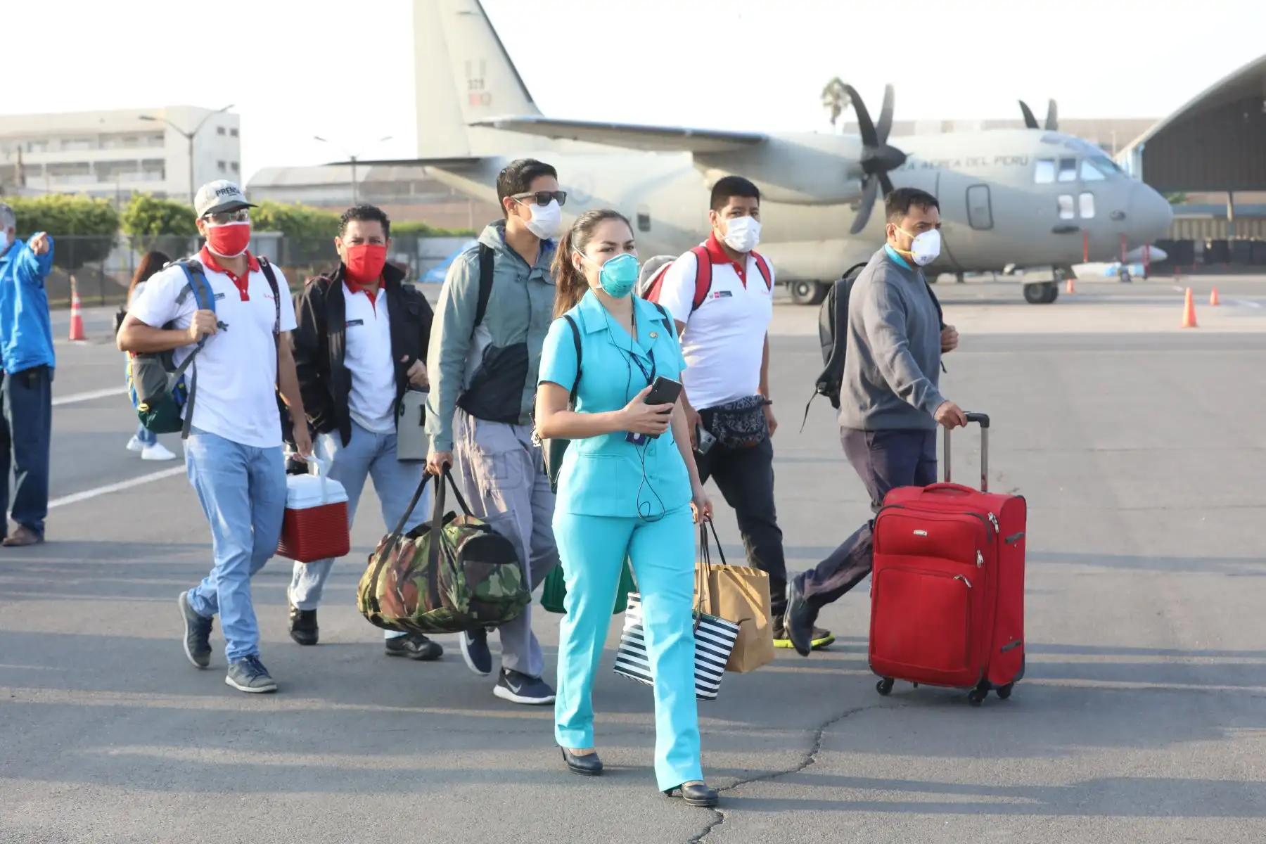 Presidenta de EsSalud Fiorella Molinelli,
supervisó el embarque de una delegación médica conformada por 51 personas que partió rumbo a Loreto para laborar en el Primer Hospital Itinerante, contra el Coranavirus.Foto:ANDINA/Essalud