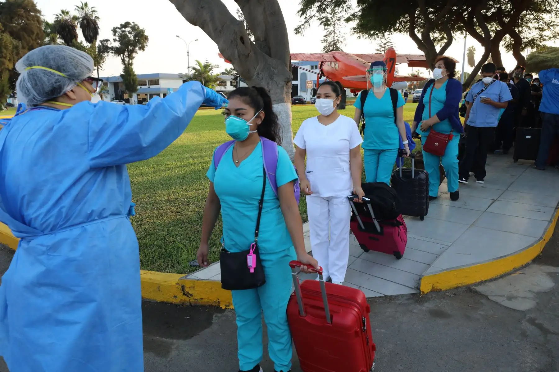 Presidenta de EsSalud Fiorella Molinelli,
supervisó el embarque de una delegación médica conformada por 51 personas que partió rumbo a Loreto para laborar en el Primer Hospital Itinerante, contra el Coranavirus.Foto:ANDINA/Essalud
