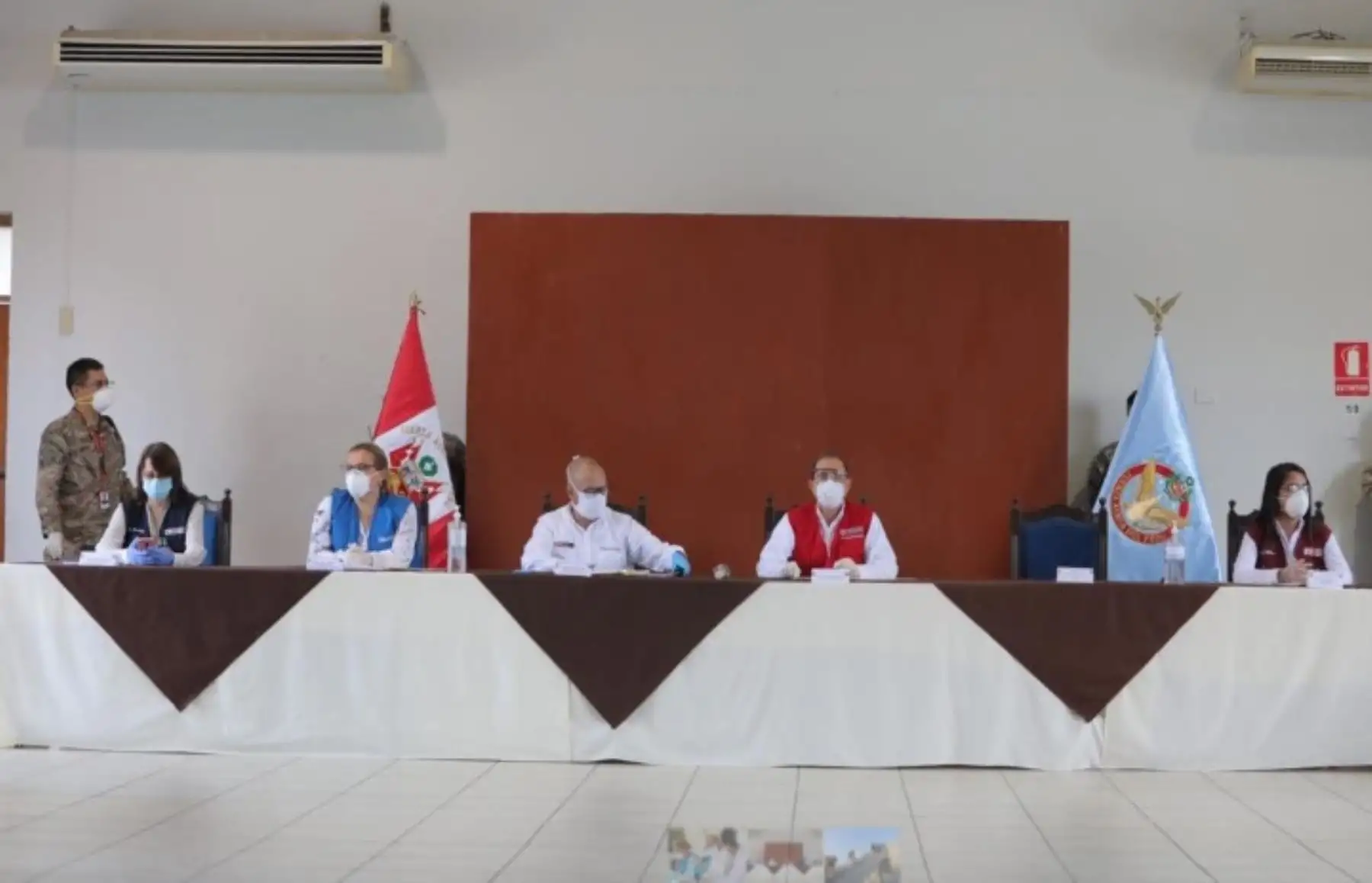 El ministro de Salud, Víctor Zamora, encabeza junto al ministro de Defensa, Walter Martos, y la jefa del Comando Nacional de Operaciones Covid-19, Pilar Mazzetti, una mesa de trabajo en la ciudad de Chiclayo, con las autoridades políticas y sanitarias de la región Lambayeque para evaluar las acciones desplegadas y el avance logrado frente a la pandemia del covid-19 en ese departamento del norte peruano.