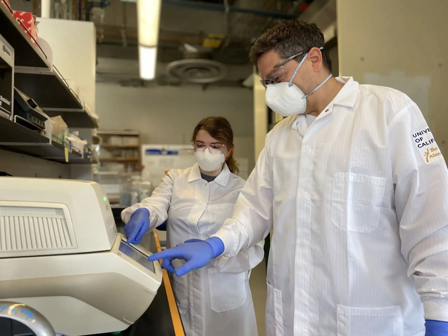 El ecuatoriano Diego Fernando Acosta Alvear (d), junto a Sabrina Solley (i), en su laboratorio en Santa Bárbara (EE. UU.). Un equipo multidisciplinar encabezado por Acosta Alvear, y del que también forma parte la viróloga colombiana Carolina Arias, han desarrollado un método para la detección precisa, sencilla y de bajo costo del COVID-19. Foto: EFE