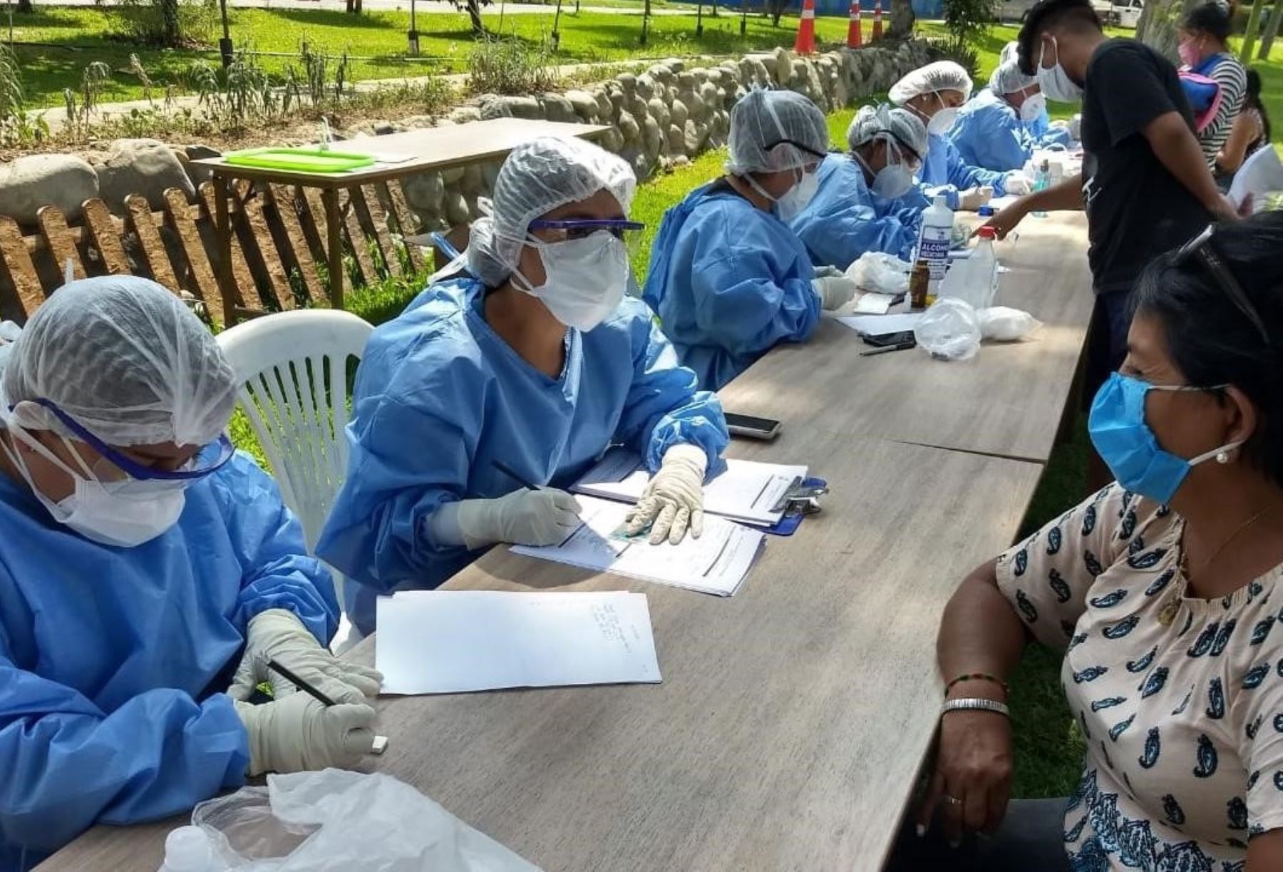 Brigadistas del Ministerio de Salud brindan evaluación médica y tamizaje a los que viajan de retorno a sus regiones para prevenir la propagación del coronavirus (covid-19). ANDINA/Difusión