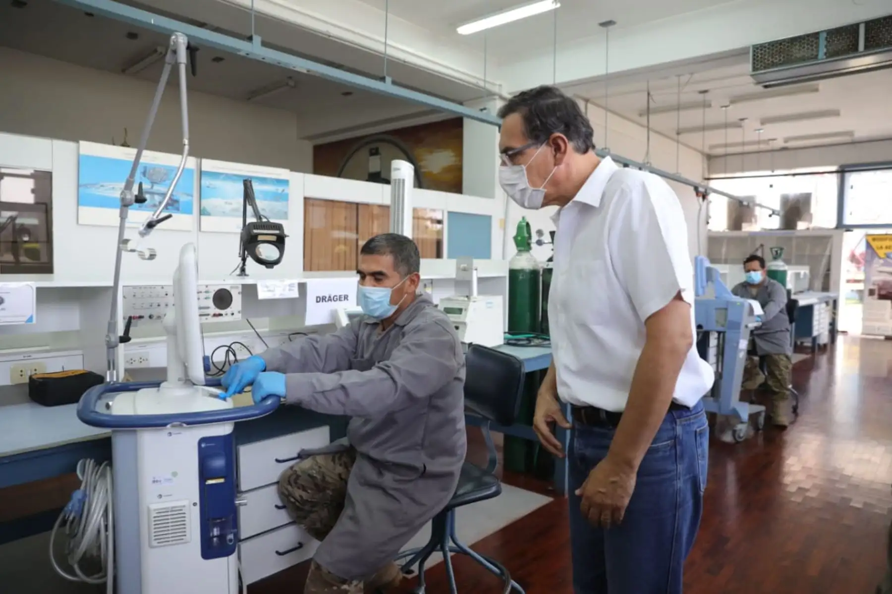 El presidente Martín Vizcarra, supervisa los avances del reacondicionamiento de respiradores mecánicos a cargo de ingenieros y personal de la Fuerza Aérea del Perú.Foto:ANDINA/Prensa Presidencia