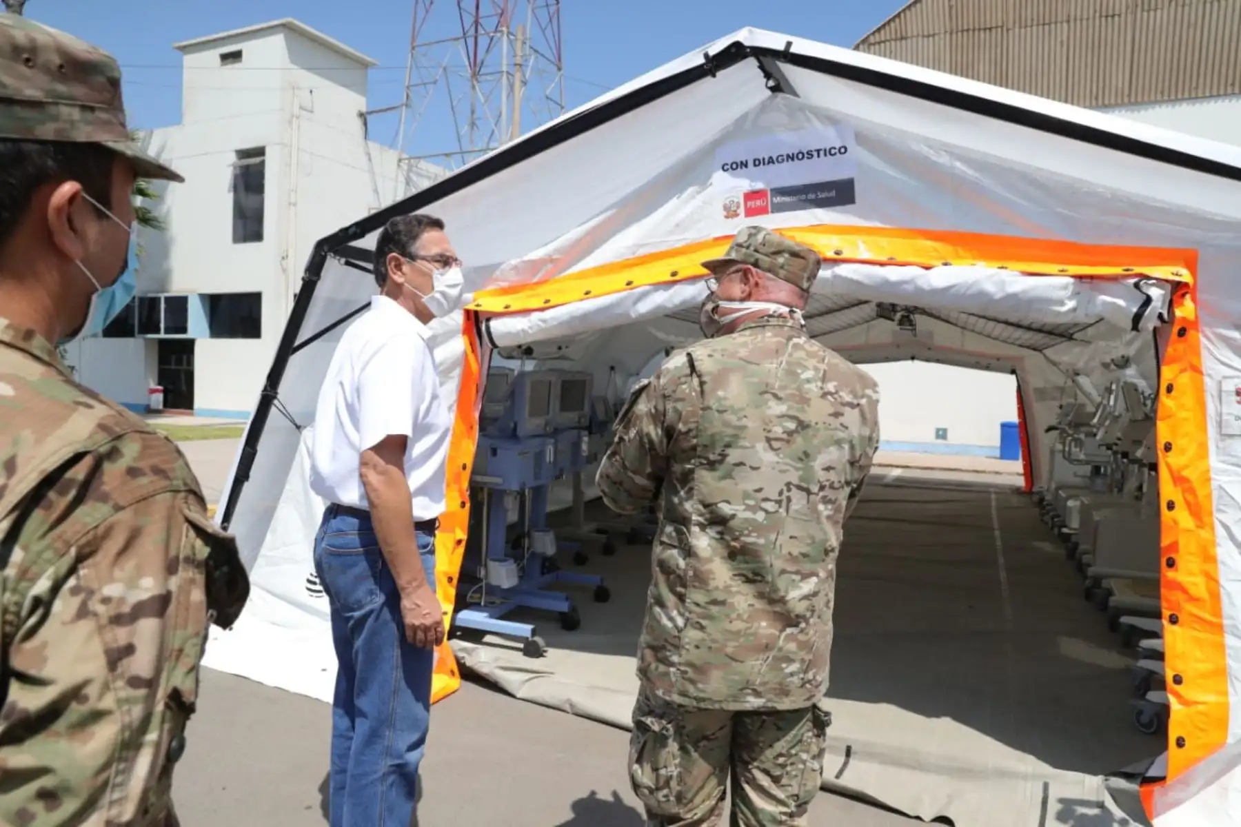 El presidente Martín Vizcarra, supervisa los avances del reacondicionamiento de respiradores mecánicos a cargo de ingenieros y personal de la Fuerza Aérea del Perú.Foto:ANDINA/Prensa Presidencia