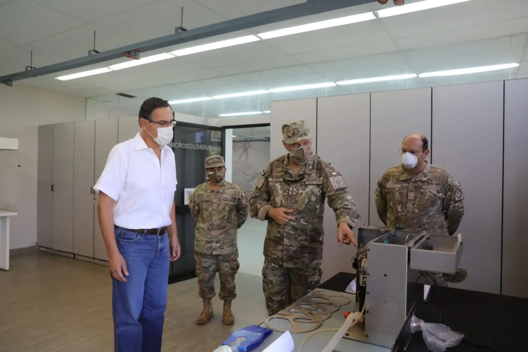 El presidente Martín Vizcarra, supervisa los avances del reacondicionamiento de respiradores mecánicos a cargo de ingenieros y personal de la Fuerza Aérea del Perú.Foto:ANDINA/Prensa Presidencia