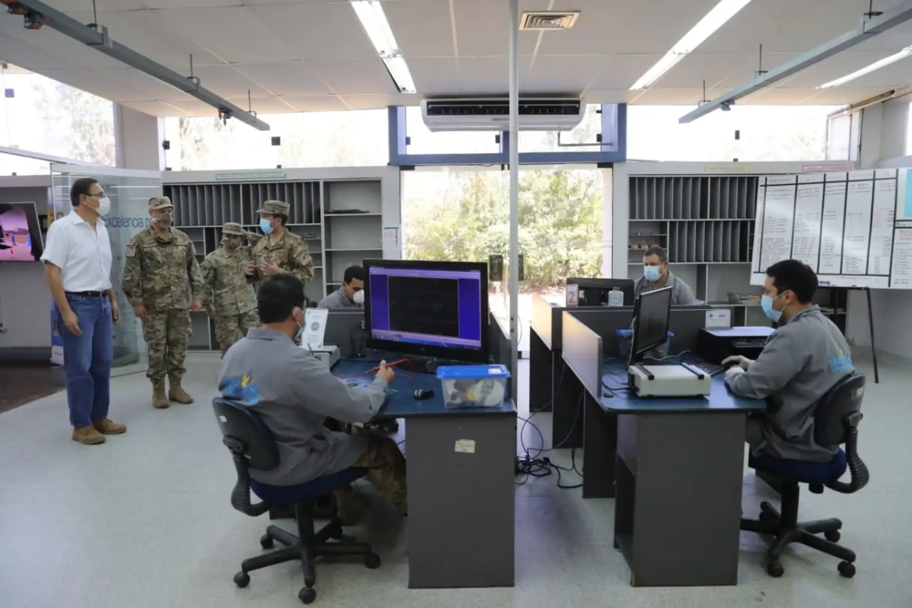 El presidente Martín Vizcarra, supervisa los avances del reacondicionamiento de respiradores mecánicos a cargo de ingenieros y personal de la Fuerza Aérea del Perú.Foto:ANDINA/Prensa Presidencia