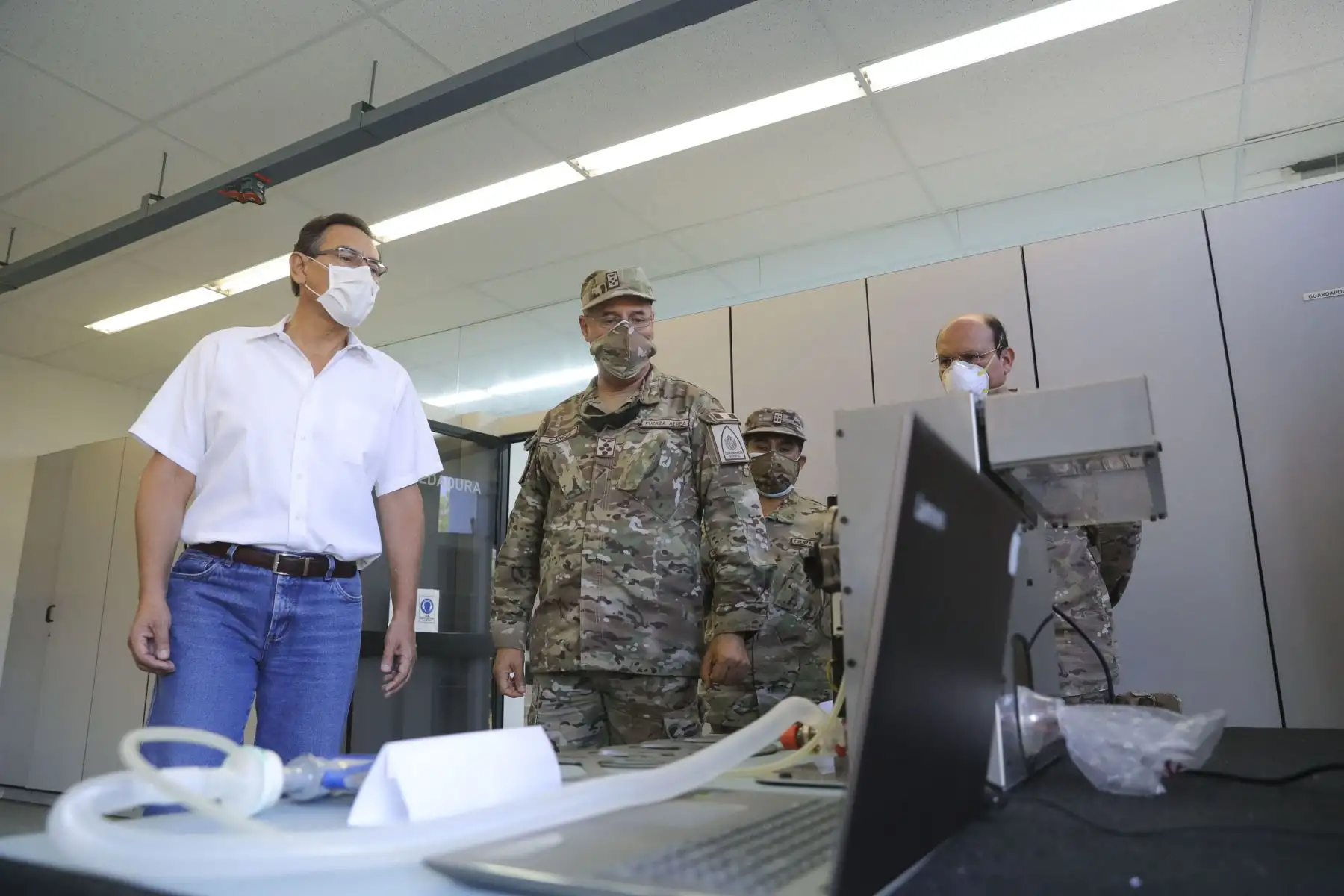 El presidente Martín Vizcarra, supervisa los avances del reacondicionamiento de respiradores mecánicos a cargo de ingenieros y personal de la Fuerza Aérea del Perú.Foto:ANDINA/Prensa Presidencia