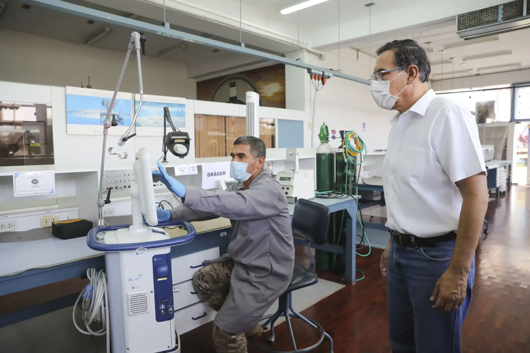 El presidente Martín Vizcarra, supervisa los avances del reacondicionamiento de respiradores mecánicos a cargo de ingenieros y personal de la Fuerza Aérea del Perú.Foto:ANDINA/Prensa Presidencia