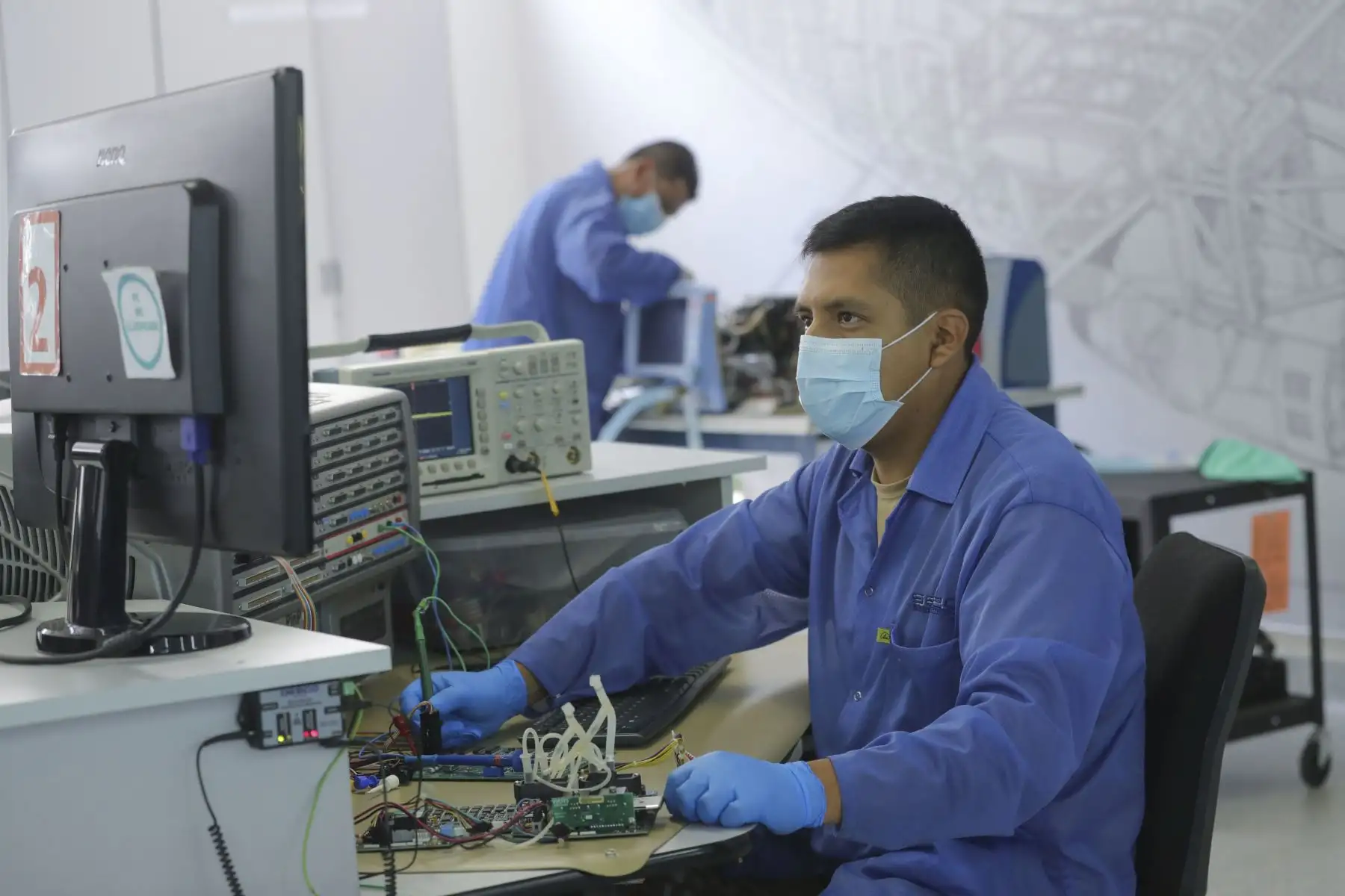 El presidente Martín Vizcarra, supervisa los avances del reacondicionamiento de respiradores mecánicos a cargo de ingenieros y personal de la Fuerza Aérea del Perú.Foto:ANDINA/Prensa Presidencia