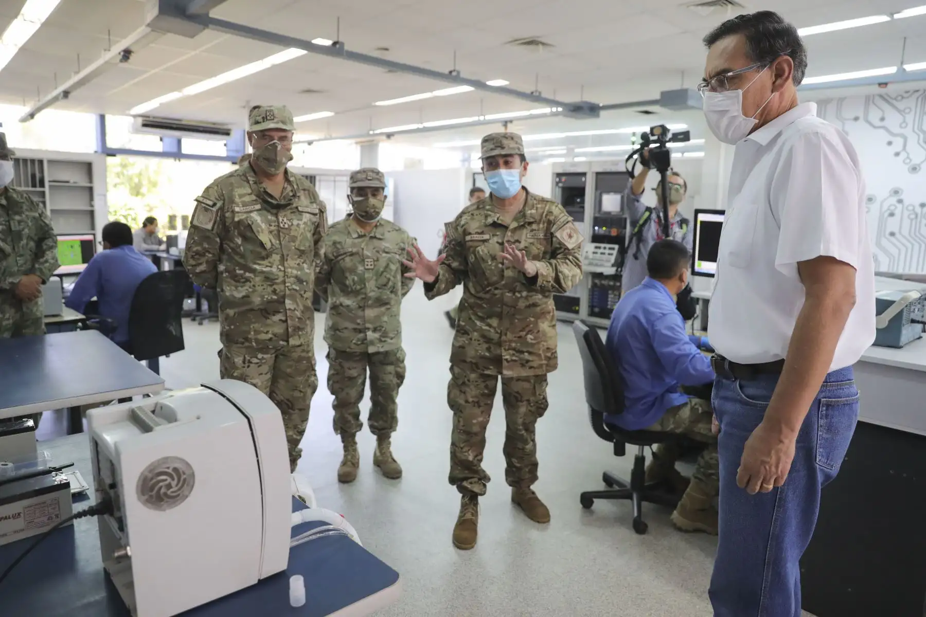 El presidente Martín Vizcarra, supervisa los avances del reacondicionamiento de respiradores mecánicos a cargo de ingenieros y personal de la Fuerza Aérea del Perú.Foto:ANDINA/Prensa Presidencia