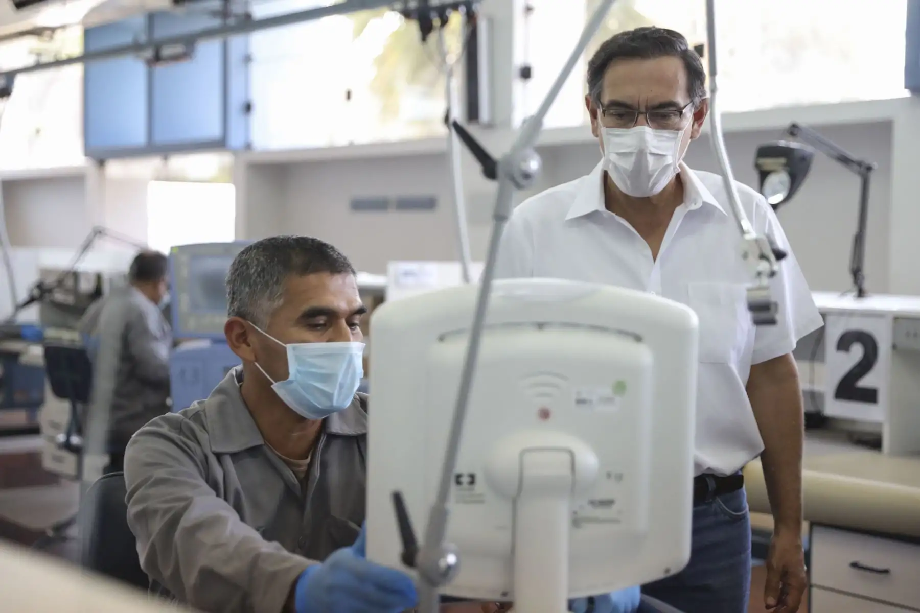 El presidente Martín Vizcarra, supervisa los avances del reacondicionamiento de respiradores mecánicos a cargo de ingenieros y personal de la Fuerza Aérea del Perú.Foto:ANDINA/Prensa Presidencia