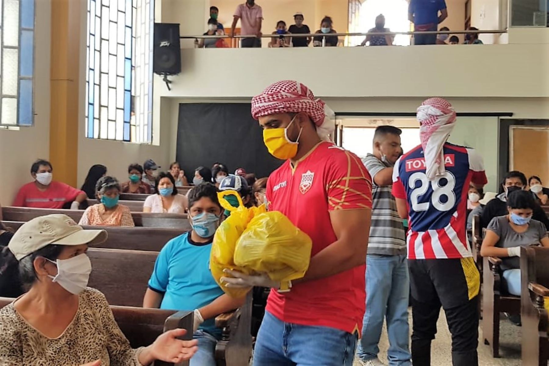 Yabooq Mubarak entrega ayuda a los fieles de una iglesia en Trujillo.