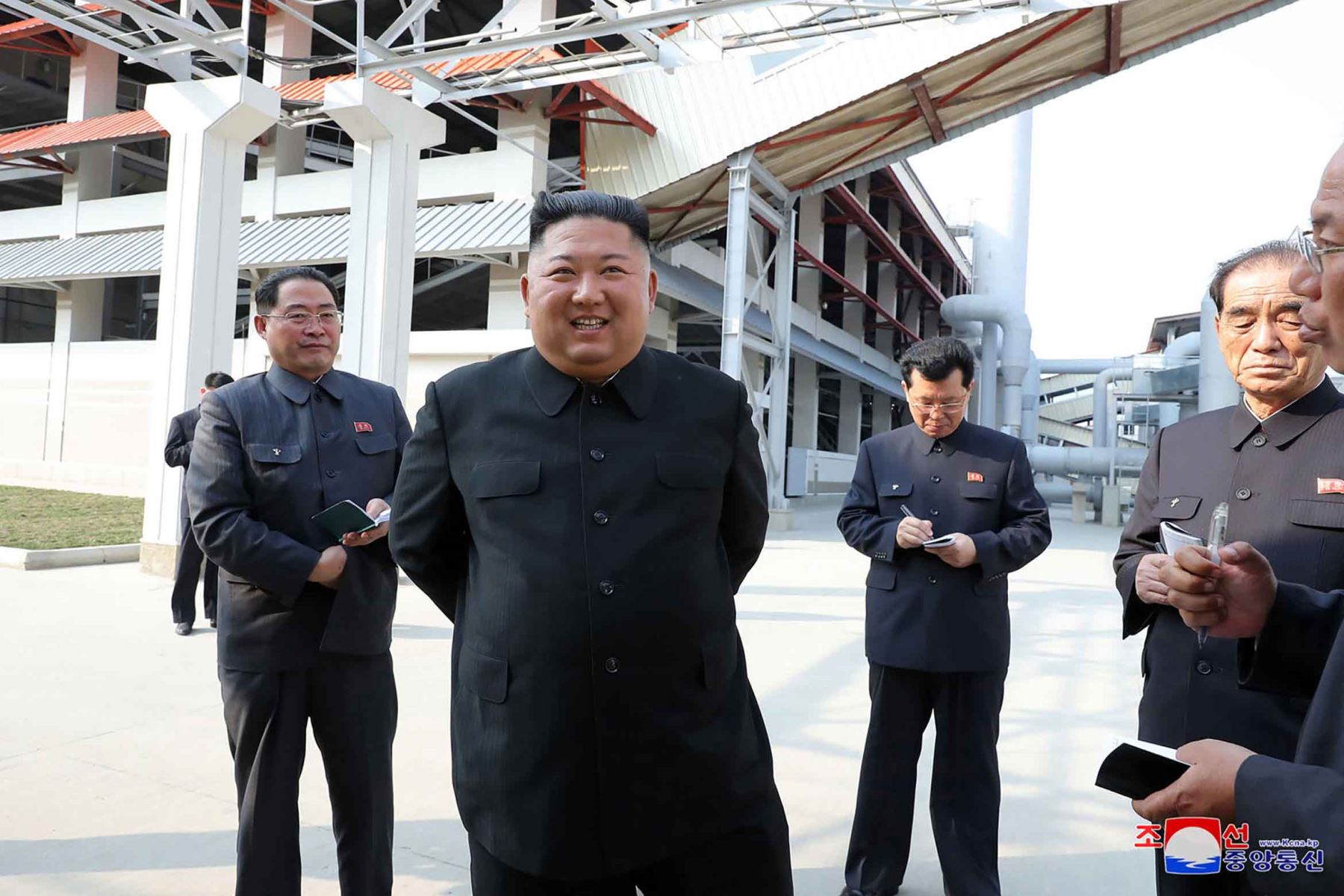 La Agencia de Noticias Central Coreana (KCNA) oficial de rea, el 2 de mayo de 2020, muestra al líder norcoreano Kim Jong Un (2nd R) visitando la fábrica de fertilizantes de fosfato Suchon en la provincia de Pyongan del Sur, Corea del Norte.
STR / KCNA VÍA KNS / AFP