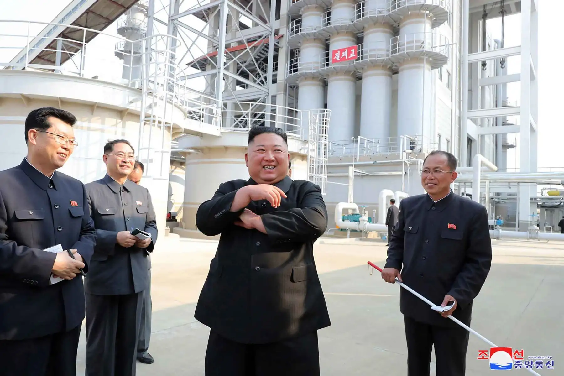 La Agencia de Noticias Central Coreana (KCNA) oficial de rea, el 2 de mayo de 2020, muestra al líder norcoreano Kim Jong Un (2nd R) visitando la fábrica de fertilizantes de fosfato Suchon en la provincia de Pyongan del Sur, Corea del Norte.
STR / KCNA VÍA KNS / AFP