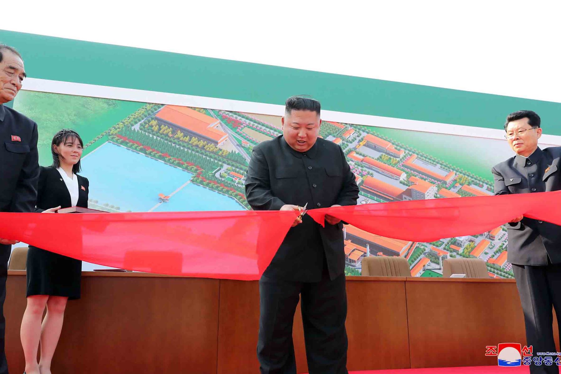 La Agencia de Noticias Central Coreana (KCNA) oficial de rea, el 2 de mayo de 2020, muestra al líder norcoreano Kim Jong Un (2nd R) visitando la fábrica de fertilizantes de fosfato Suchon en la provincia de Pyongan del Sur, Corea del Norte.
STR / KCNA VÍA KNS / AFP