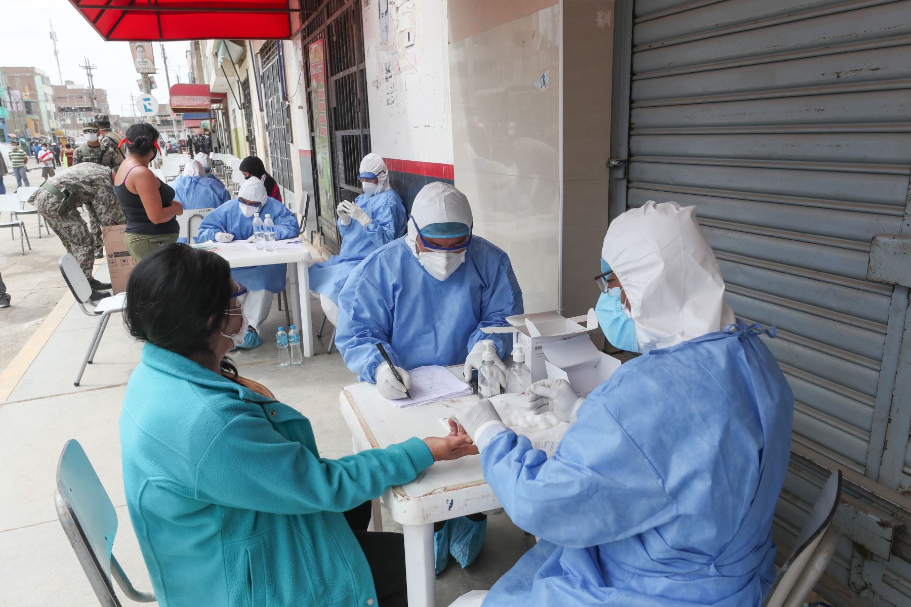Comerciantes de un mercado en Chiclayo se someten a pruebas rápidas para descarte de coronavirus. Dieron positivo 95 personas.