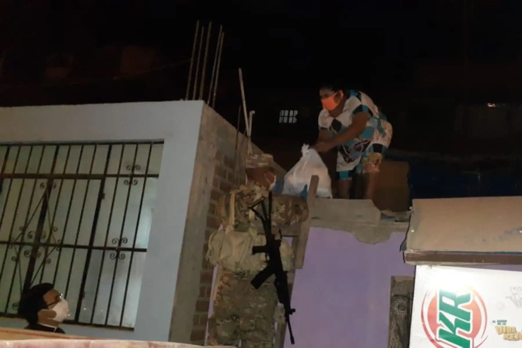Ejército llegó a zonas vulnerables de Chorrillos y Cañete para hacer entrega de víveres, casa por casa, en el marco de la campaña “Ayudanos a Ayudar”. Foto: ANDINA/Mindef