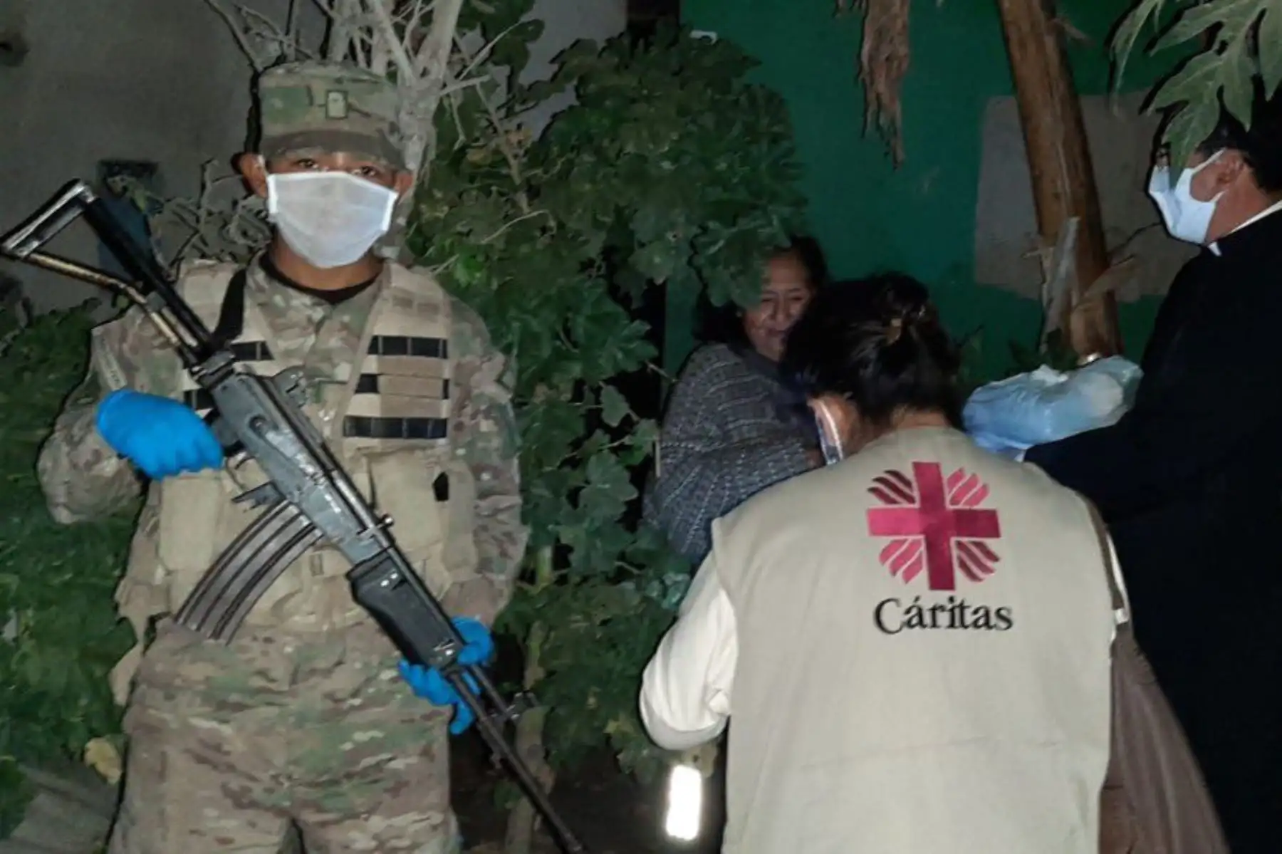 Ejército llegó a zonas vulnerables de Chorrillos y Cañete para hacer entrega de víveres, casa por casa, en el marco de la campaña “Ayudanos a Ayudar”. Foto: ANDINA/Mindef