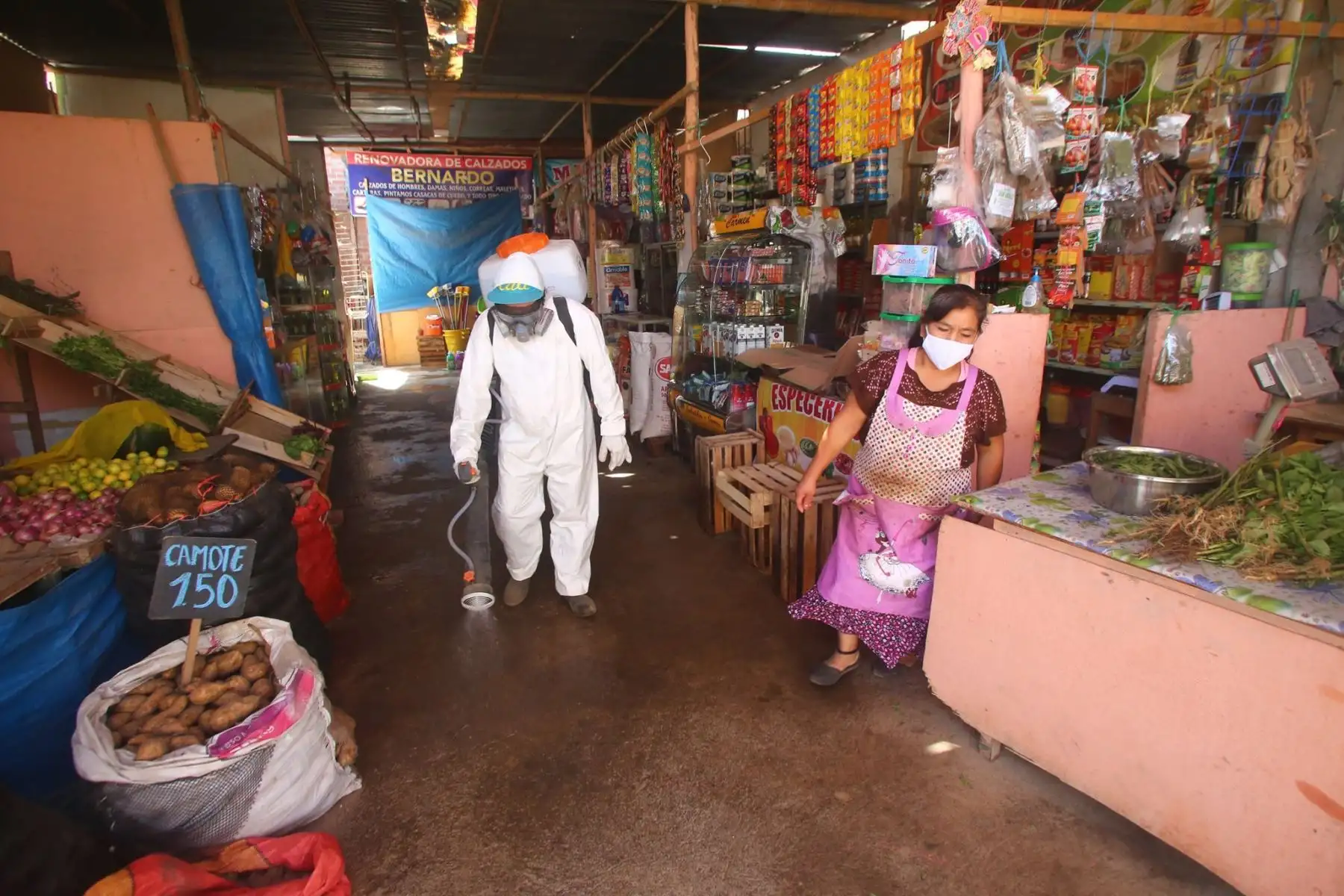 Personal de la Municipalidad de Lurigancho - Chosica encargado de la desinfección ejecutó trabajos en mercados para evitar propagación de coronavirus. Foto: ANDINA/Municipalidad de Lurigancho - Chosica