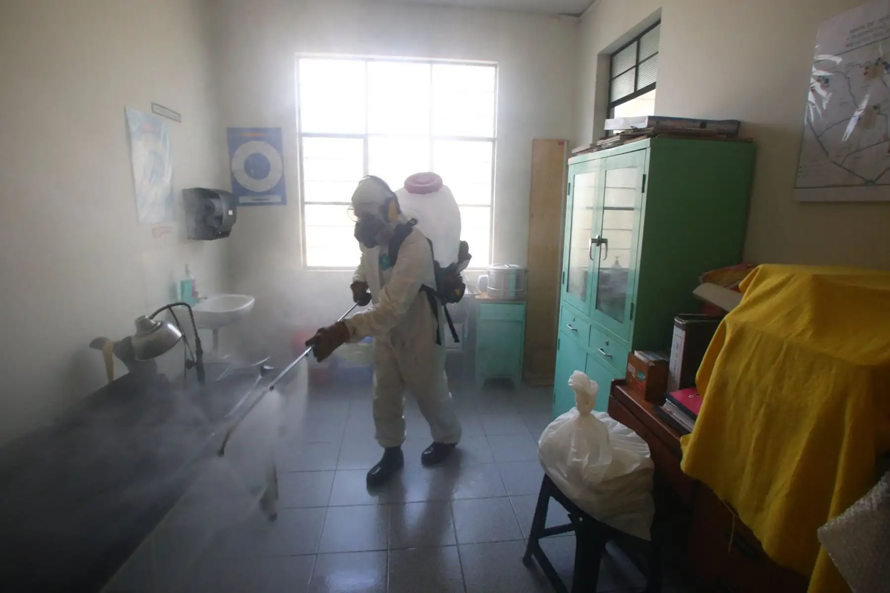 Personal de la Municipalidad de Lurigancho - Chosica procedió a desinfectar centros de salud. Foto: ANDINA/Municipalidad de Lurigancho - Chosica