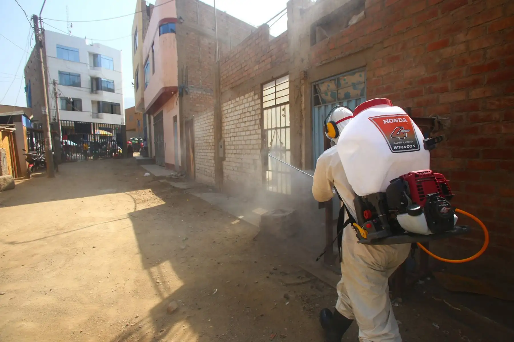 Personal de la Municipalidad de Lurigancho - Chosica encargado de la desinfección continúa sus trabajos en los asentamientos humanos de e Nievería, Los Huertos, El Mirador, Los Sauces, Casa Huerta Campiña Sector B, a fin de evitar la propagación del coronavirus. Foto: ANDINA/Municipalidad de Lurigancho - Chosica